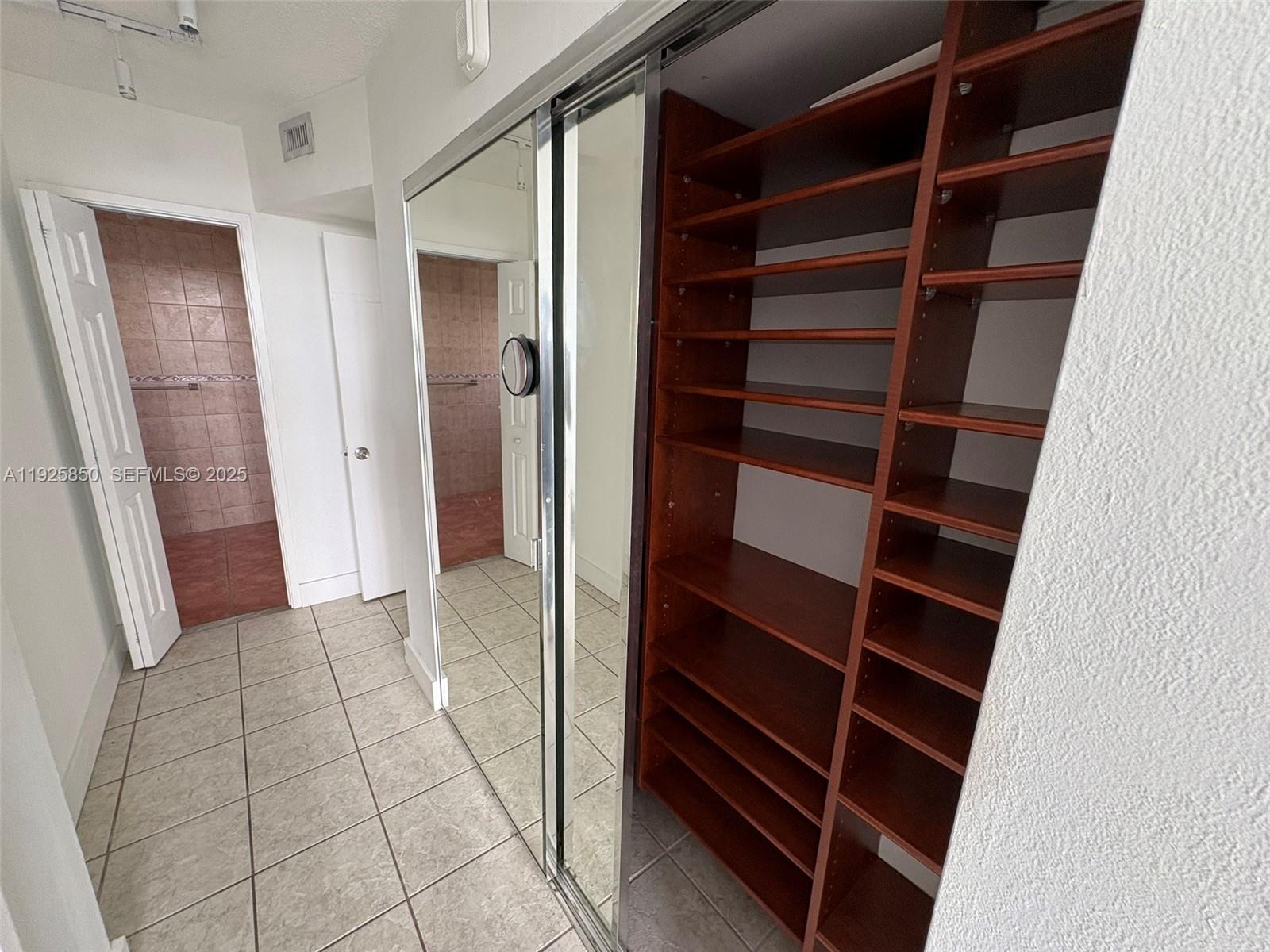 Ver detalles 829-4 2 / 2 1633 sq. ft. $ 2025-12-05 0 foto