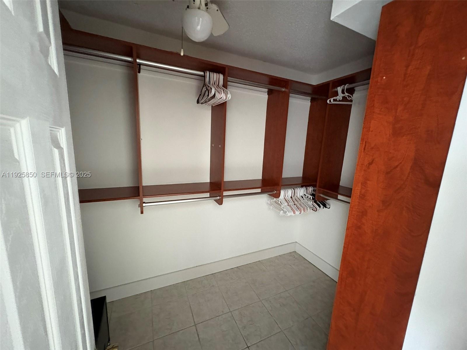 Ver detalles 829-4 2 / 2 1633 sq. ft. $ 2025-12-05 0 foto