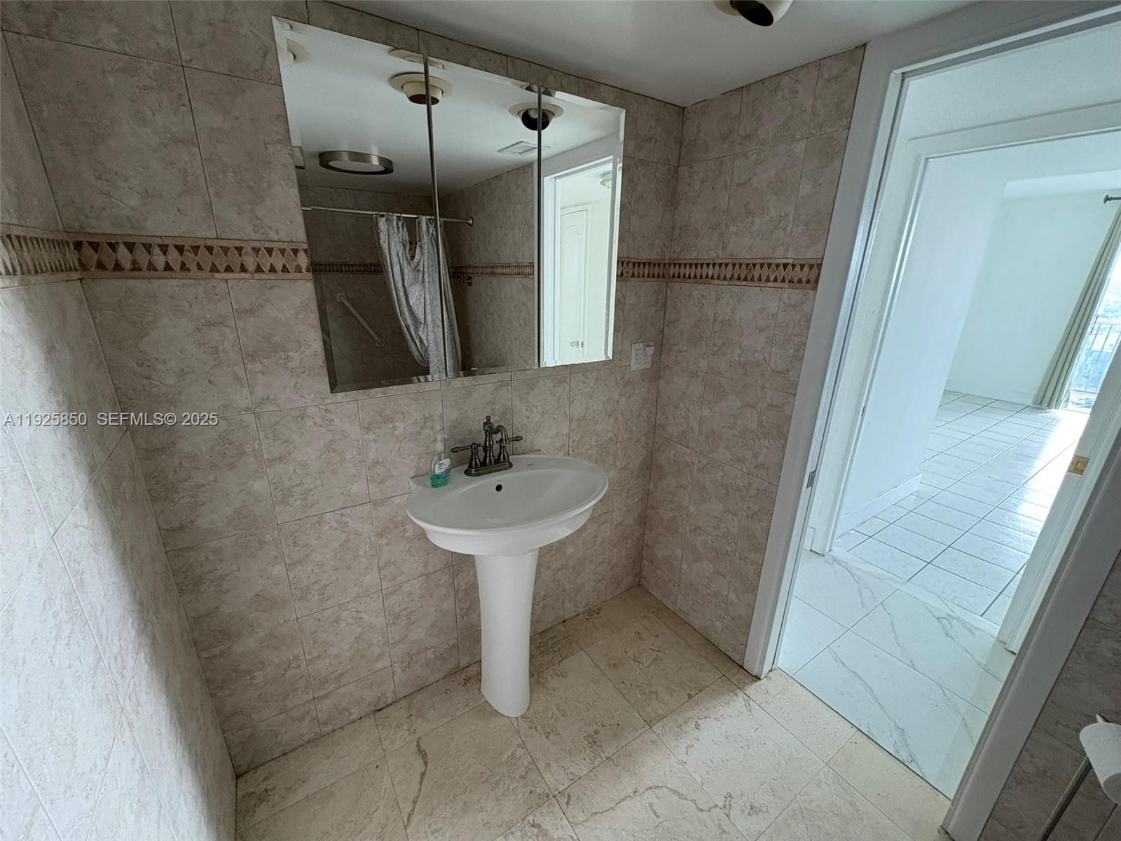 Ver detalles 829-4 2 / 2 1633 sq. ft. $ 2025-12-05 0 foto