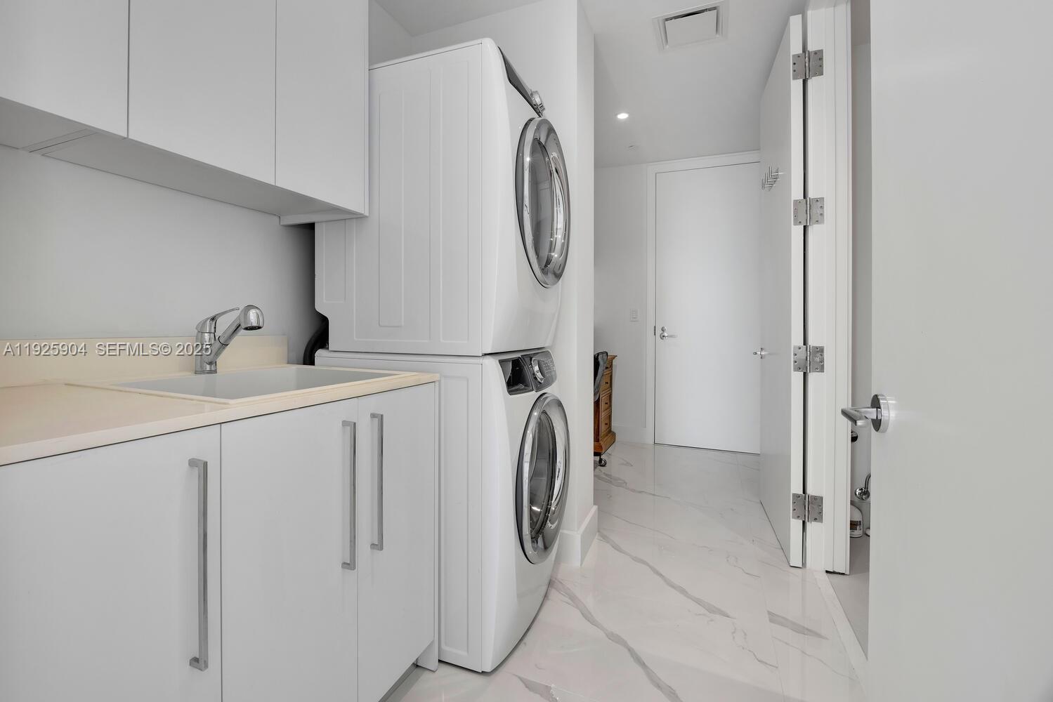 3701 4 / 5 3080 sq. ft. $ 2025-12-05 0 Photo