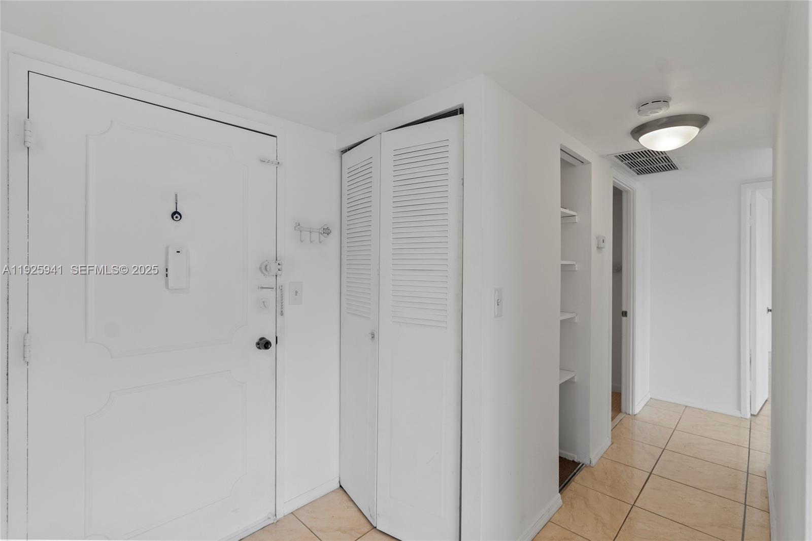 Подробнее 1025W 2 / 2 1140 кв.футов $ 2025-12-05 0 Фото