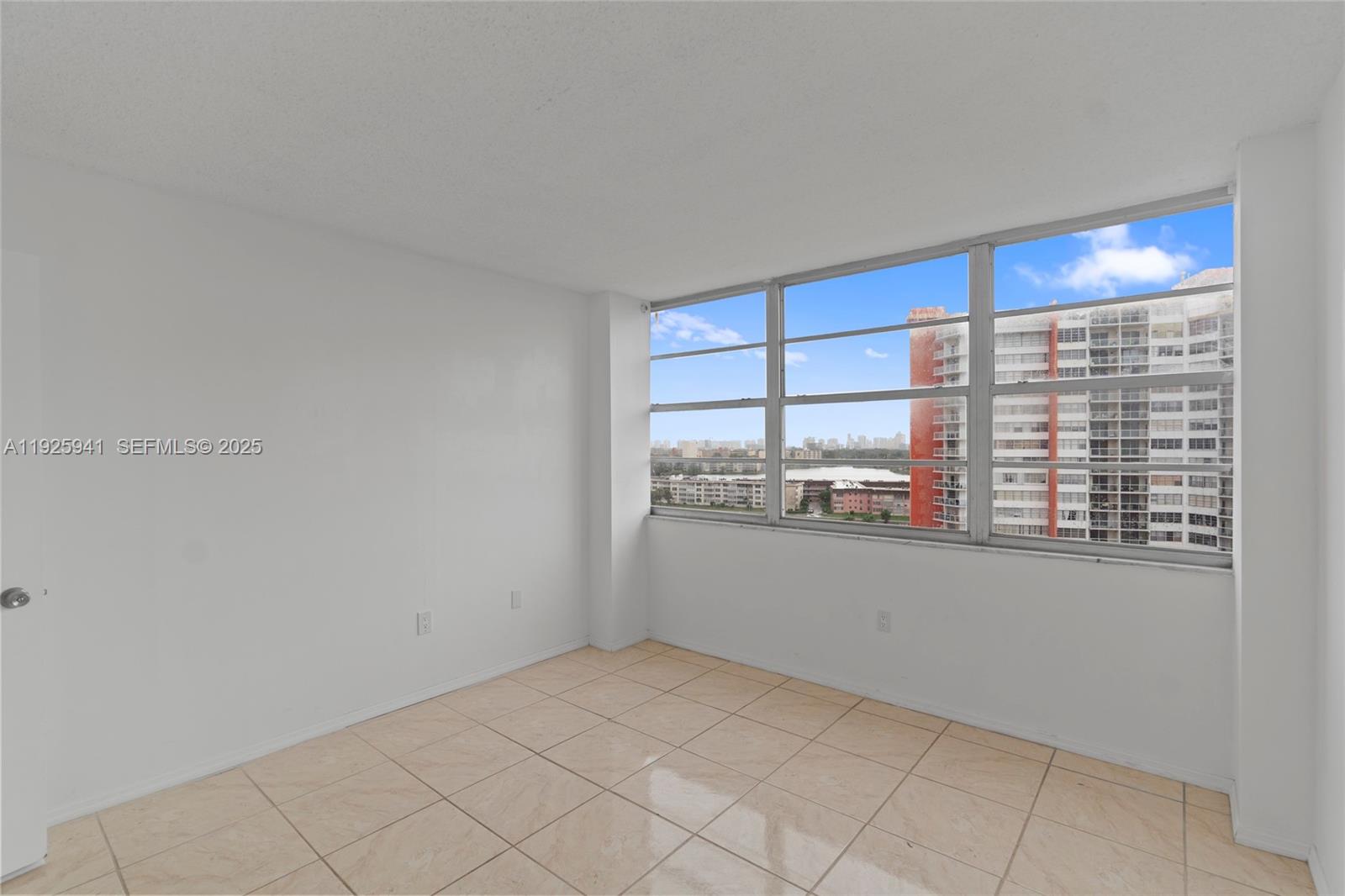 Подробнее 1025W 2 / 2 1140 кв.футов $ 2025-12-05 0 Фото