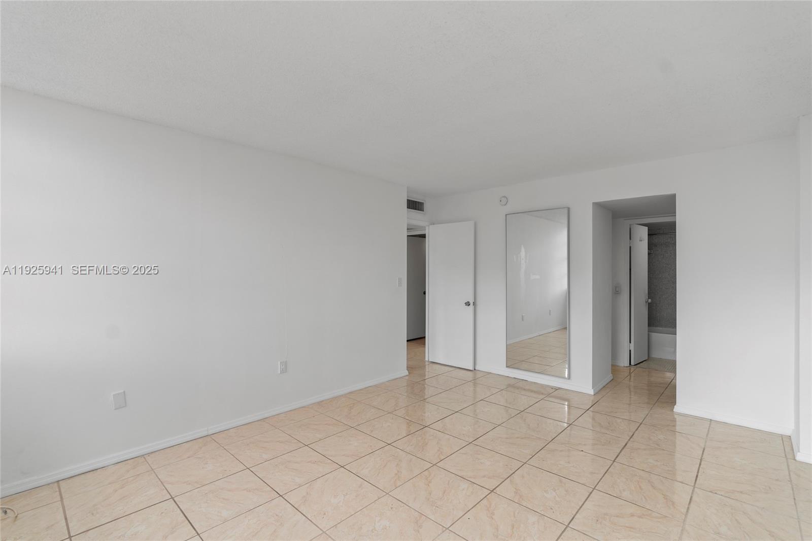 Подробнее 1025W 2 / 2 1140 кв.футов $ 2025-12-05 0 Фото