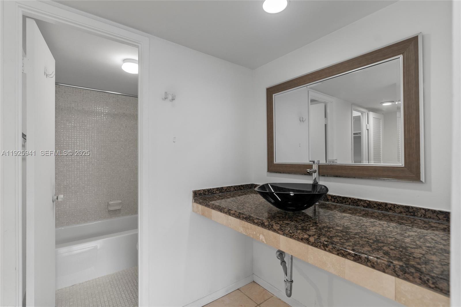 Подробнее 1025W 2 / 2 1140 кв.футов $ 2025-12-05 0 Фото