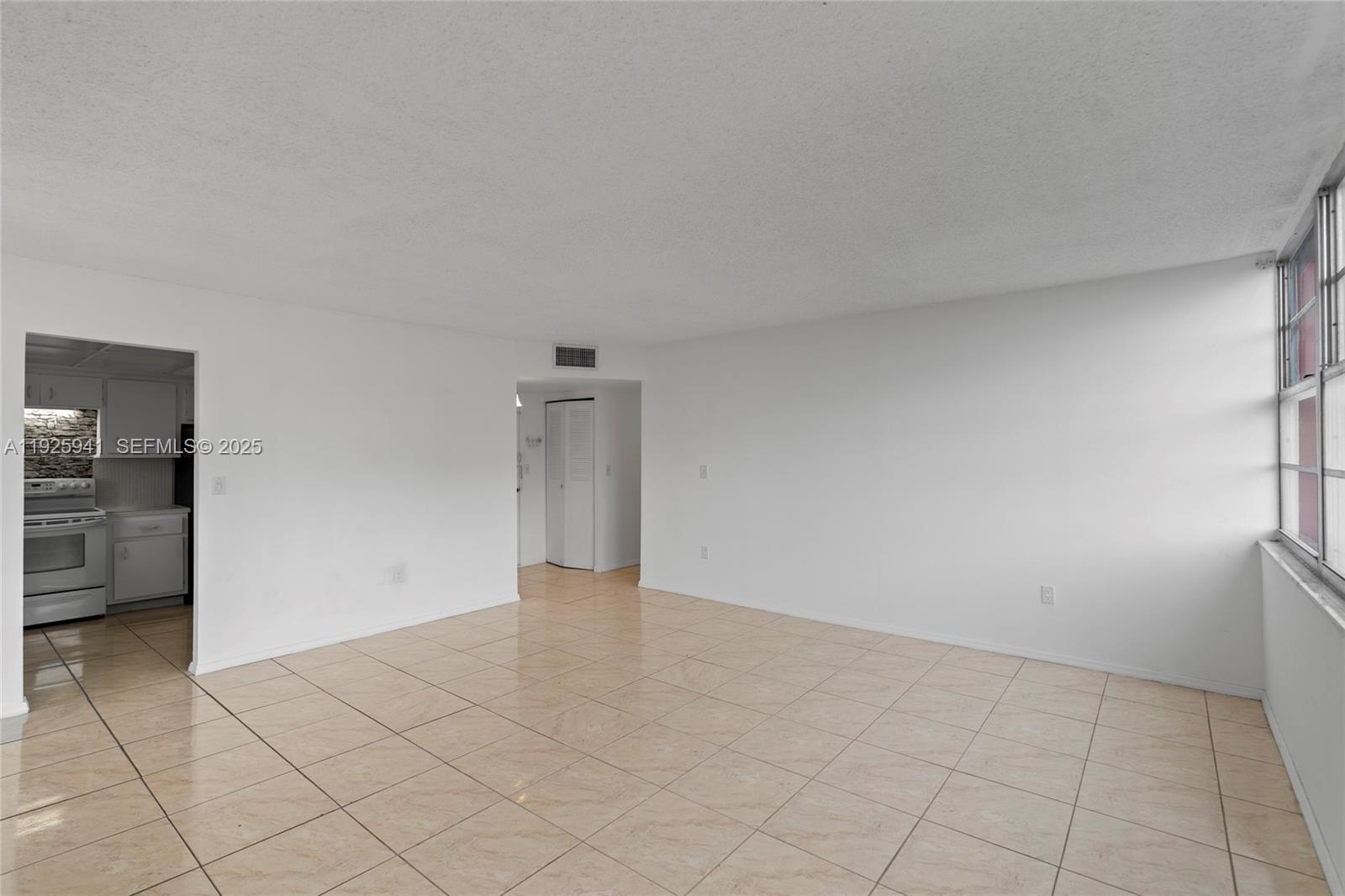 Подробнее 1025W 2 / 2 1140 кв.футов $ 2025-12-05 0 Фото