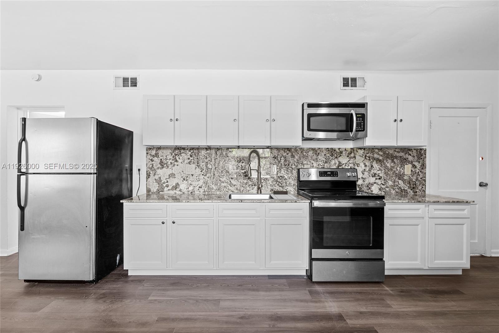 See details / 2461 sq. ft. $ 2025-12-05 0 Photo