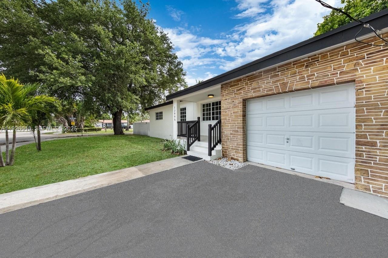 12995 3 / 2 1381 sq. ft. $ 2025-12-05 0 Photo