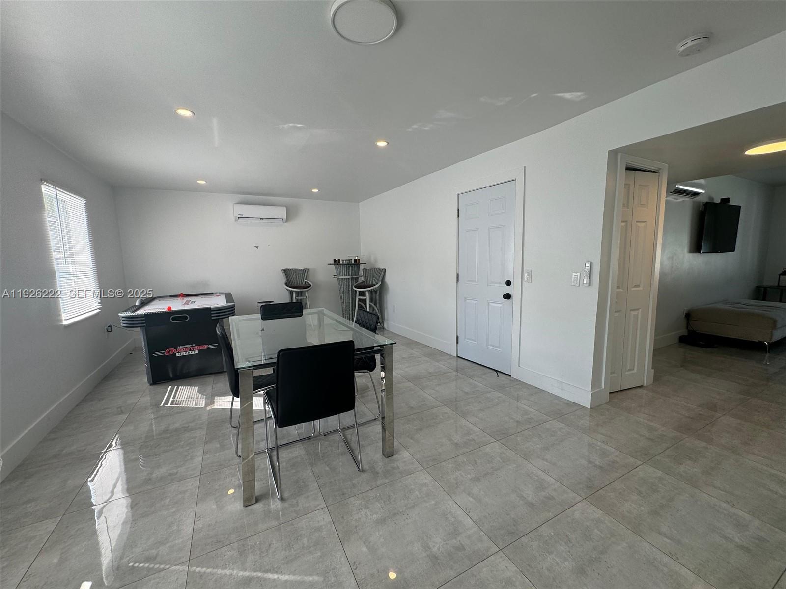 See details / sq. ft. $ 2025-12-05 0 Photo