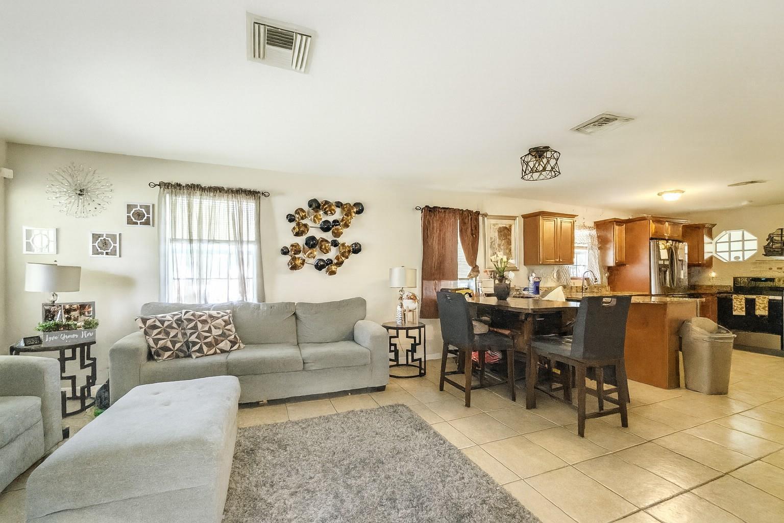 Ver detalles 1403 2 / 1 911 sq. ft. $ 2026-06-22 0 foto