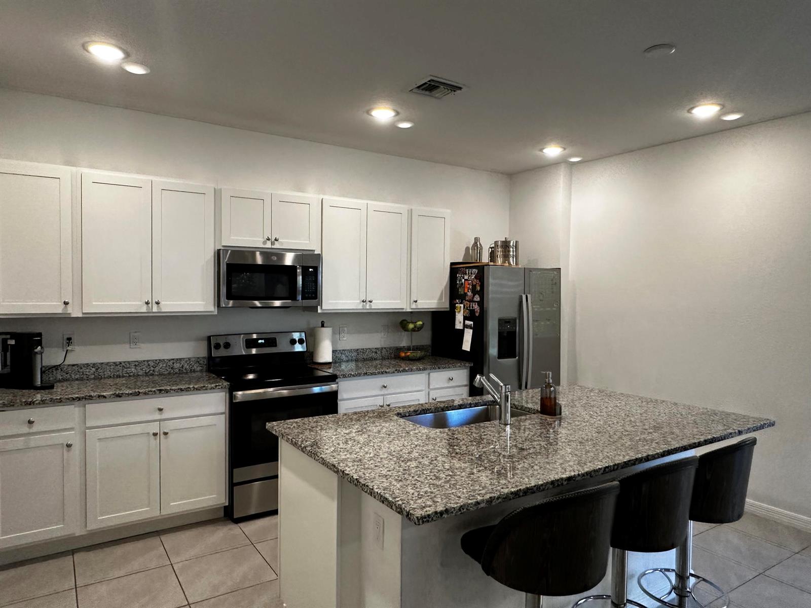Ver detalles 2236 3 / 1604 sq. ft. $ 2026-04-08 0 foto