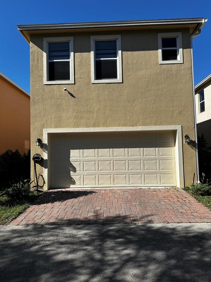 Ver detalles 2236 3 / 1604 sq. ft. $ 2026-04-08 0 foto