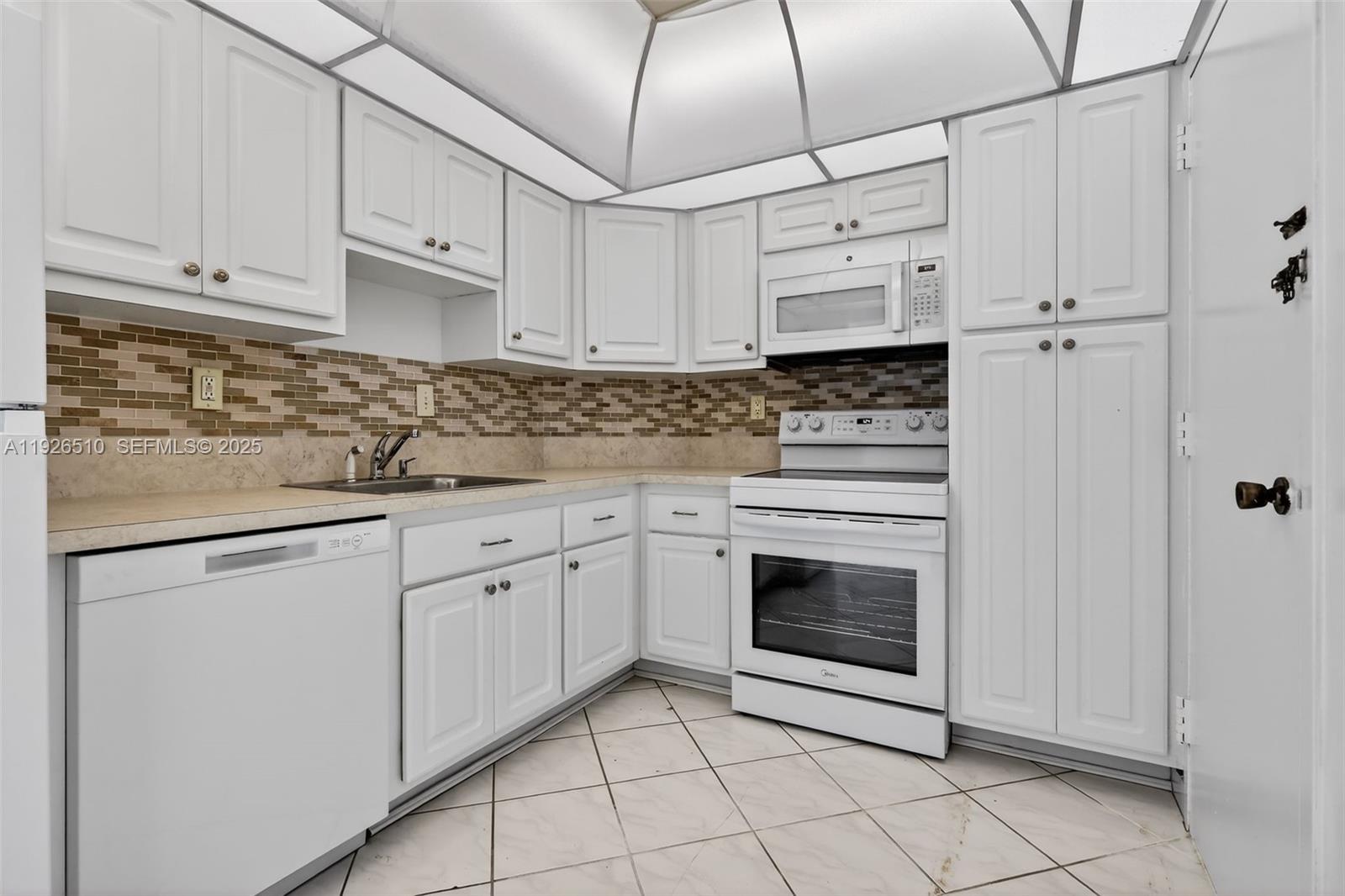 202 1 / 0 762 sq. ft. $ 2025-12-06 0 Photo