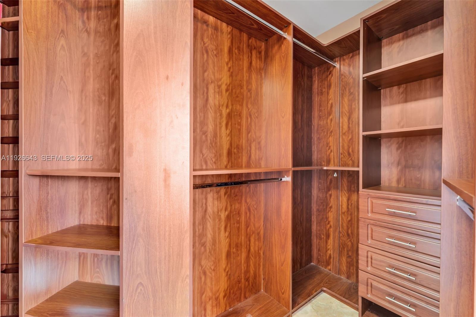 3907 2 / 2 1577 кв.футов $ 2025-12-07 0 Фото