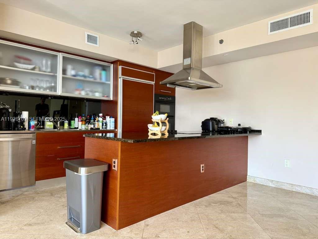 1405 2 / 2 1782 sq. ft. $ 2025-12-07 0 foto