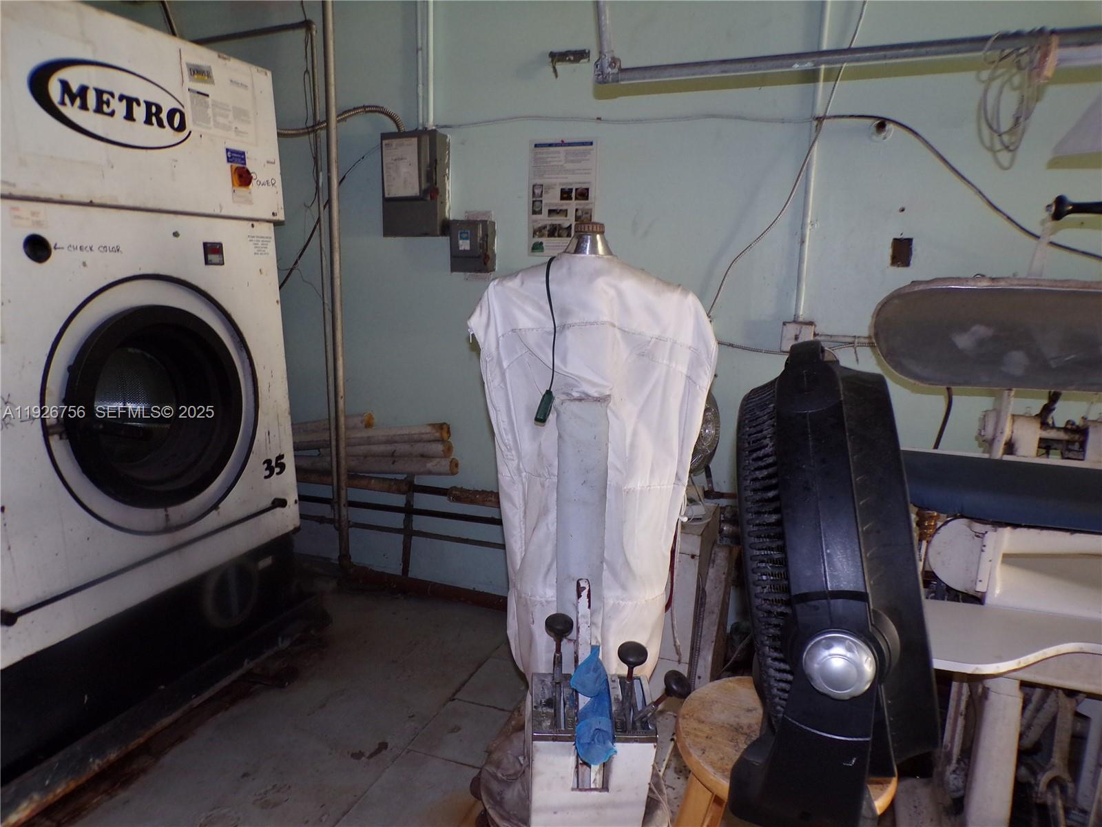   /   sq. ft. $ 2025-12-08 0 foto