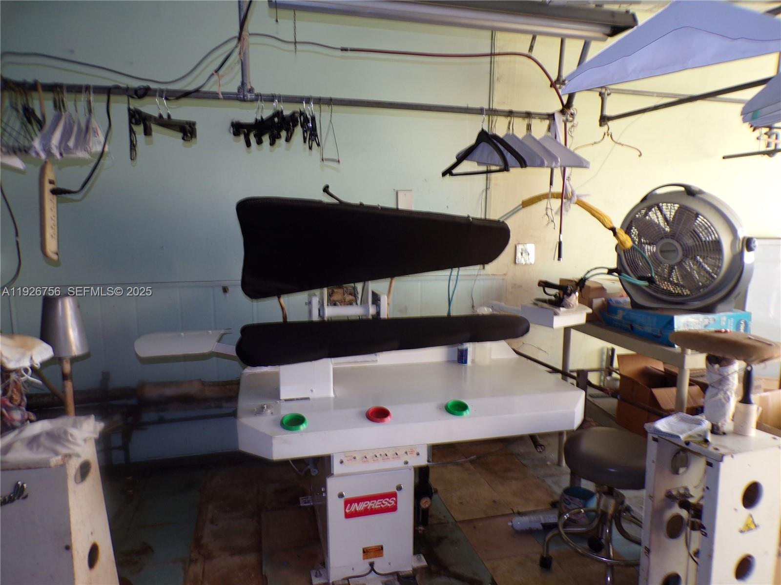   /   sq. ft. $ 2025-12-08 0 foto