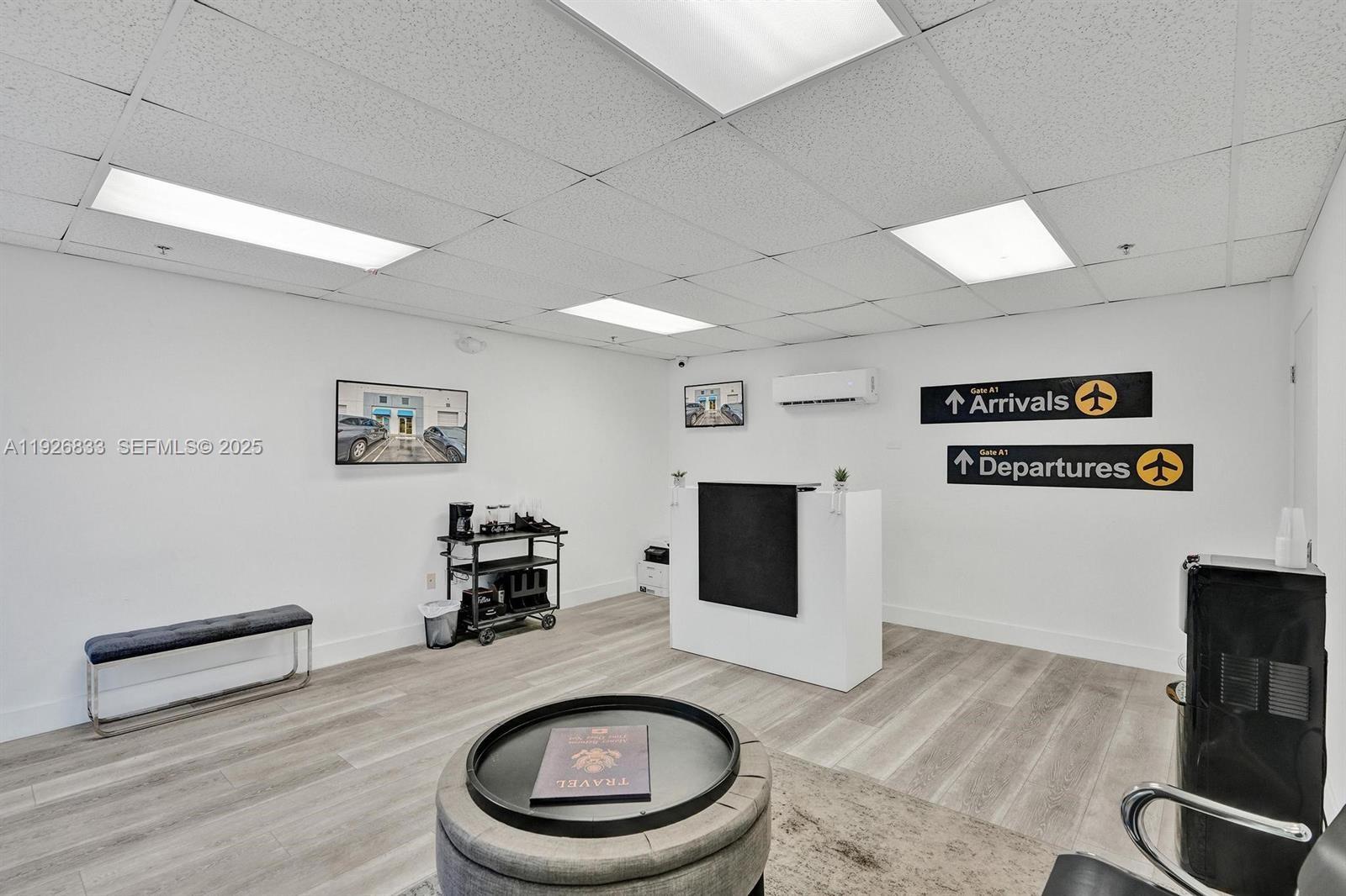 C24  /   кв.футов $ 2025-12-08 0 Фото