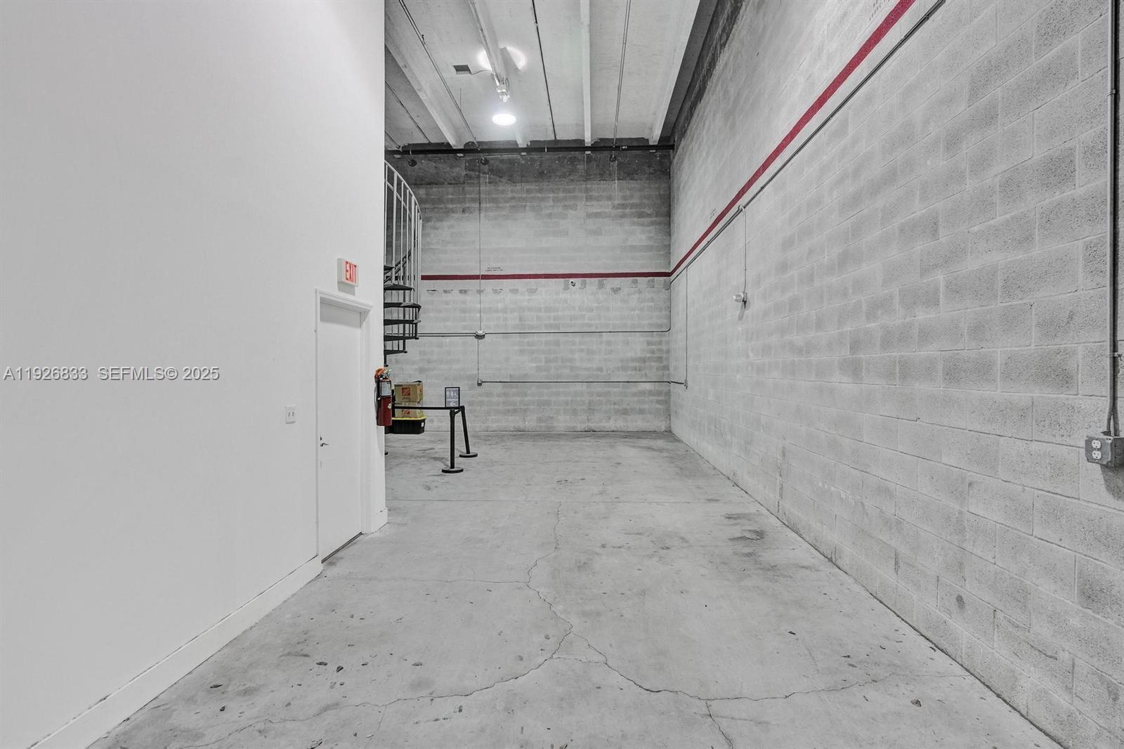 C24  /   кв.футов $ 2025-12-08 0 Фото