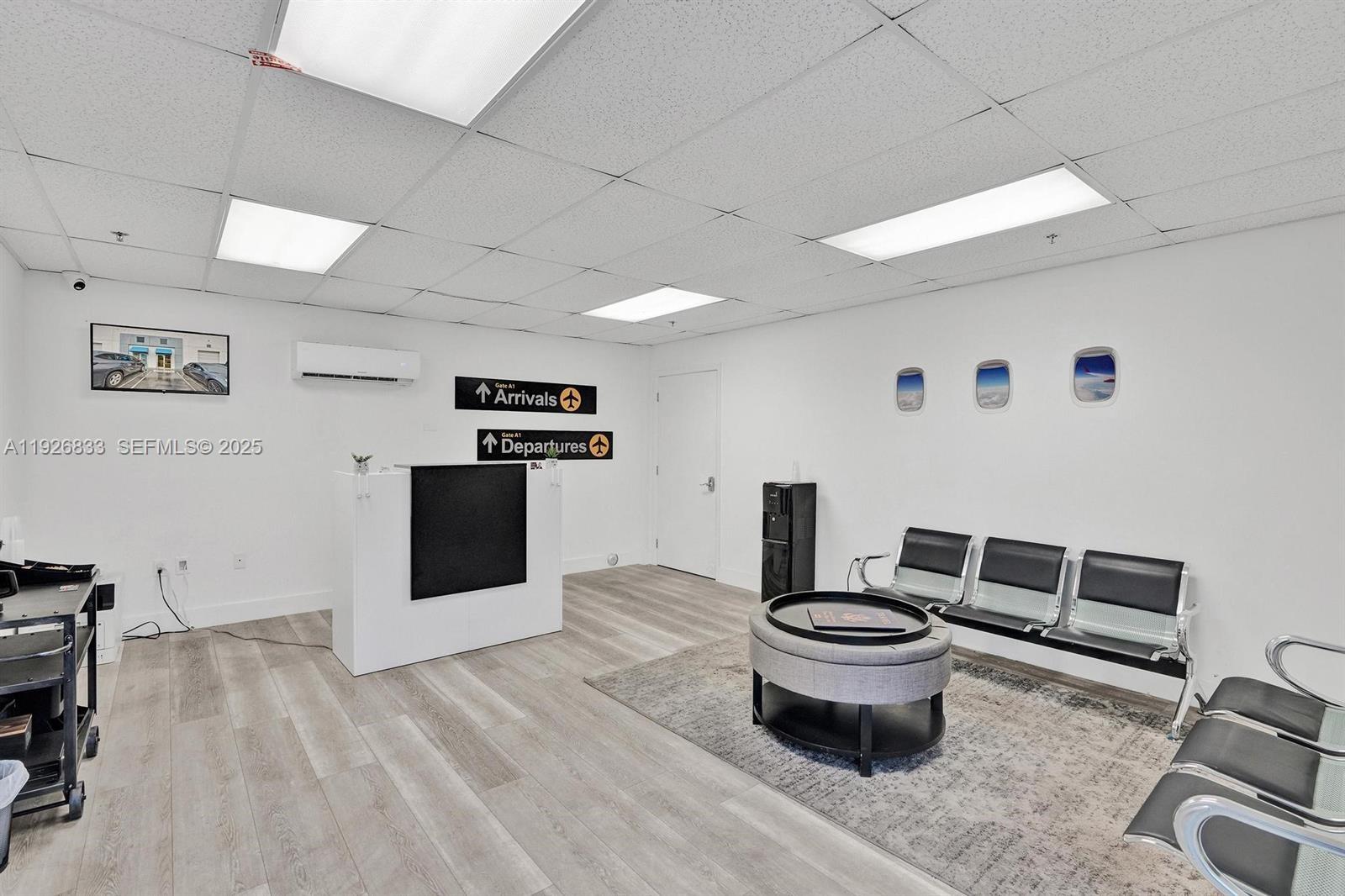 C24  /   кв.футов $ 2025-12-08 0 Фото