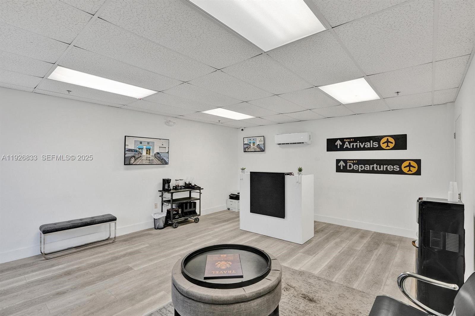 C24  /   кв.футов $ 2025-12-08 0 Фото