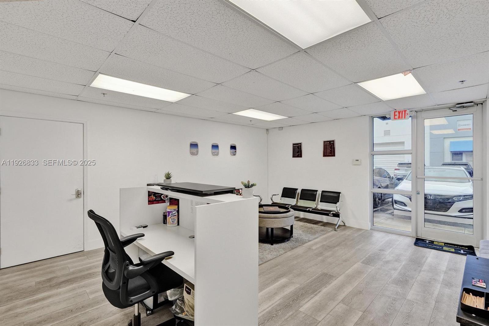 C24  /   кв.футов $ 2025-12-08 0 Фото