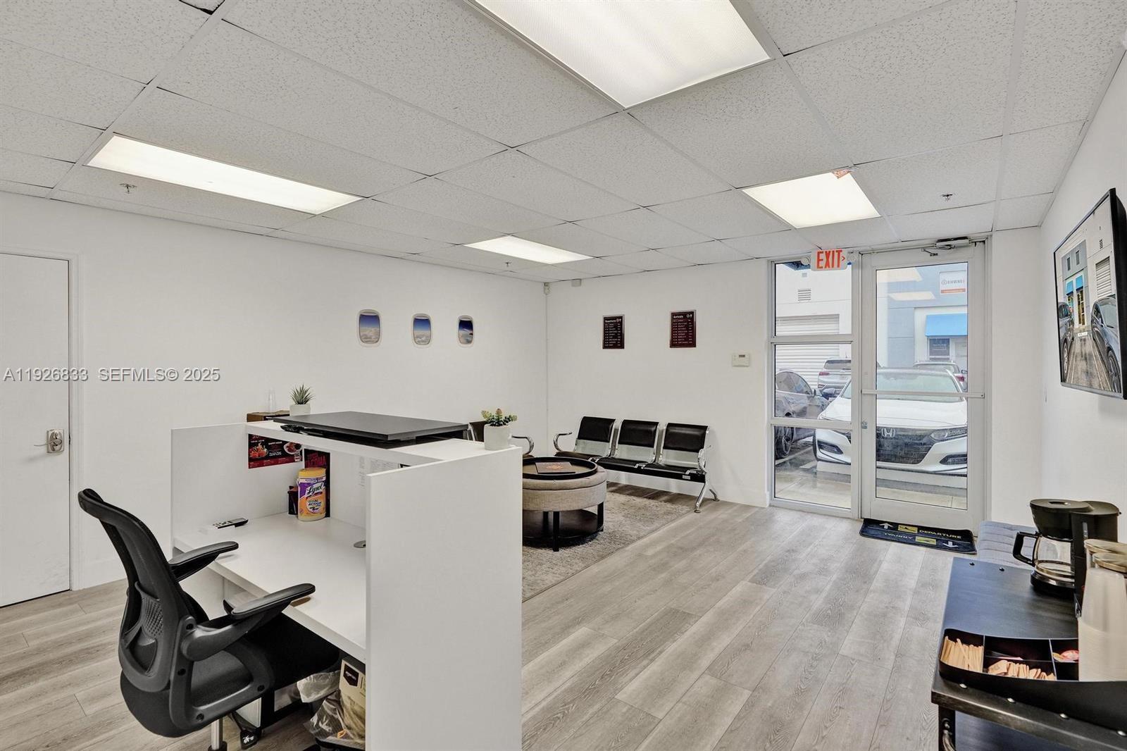 C24  /   кв.футов $ 2025-12-08 0 Фото