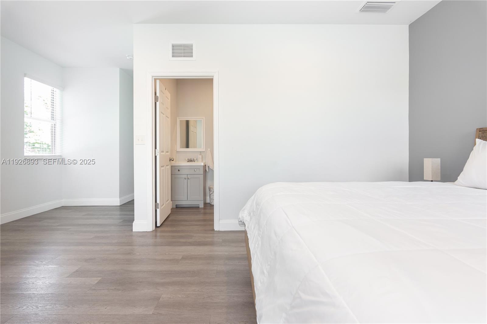 See details / 4248 sq. ft. $ 2025-12-08 0 Photo