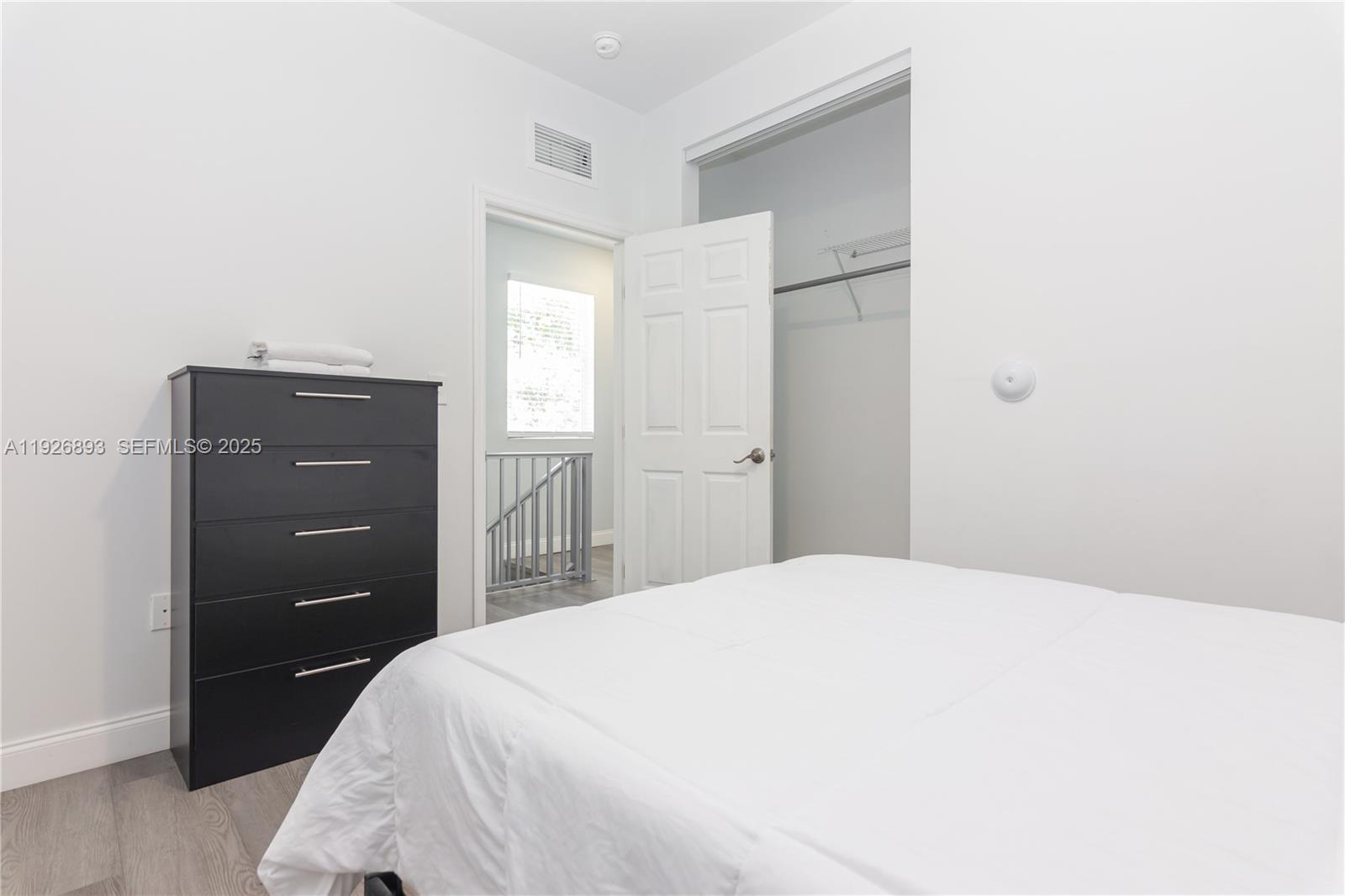 See details / 4248 sq. ft. $ 2025-12-08 0 Photo