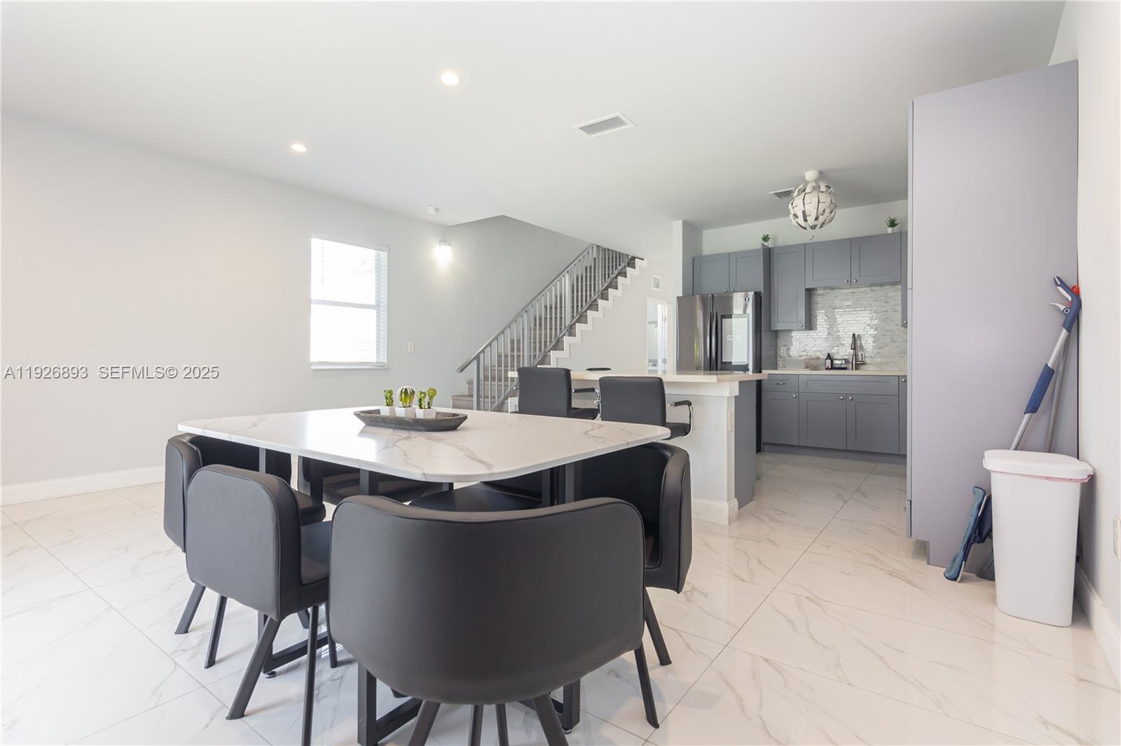 See details / 4248 sq. ft. $ 2025-12-08 0 Photo