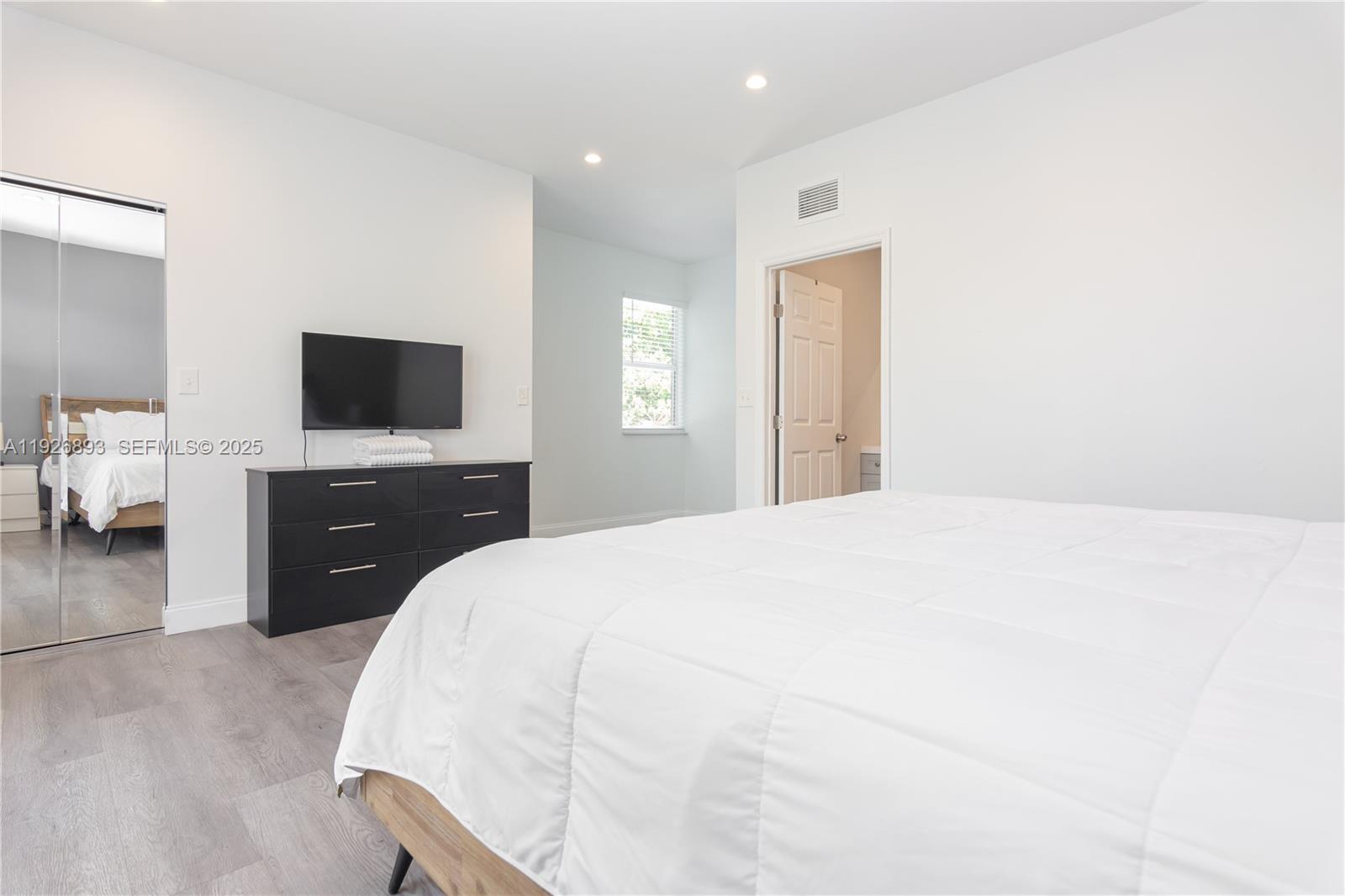 See details / 4248 sq. ft. $ 2025-12-08 0 Photo