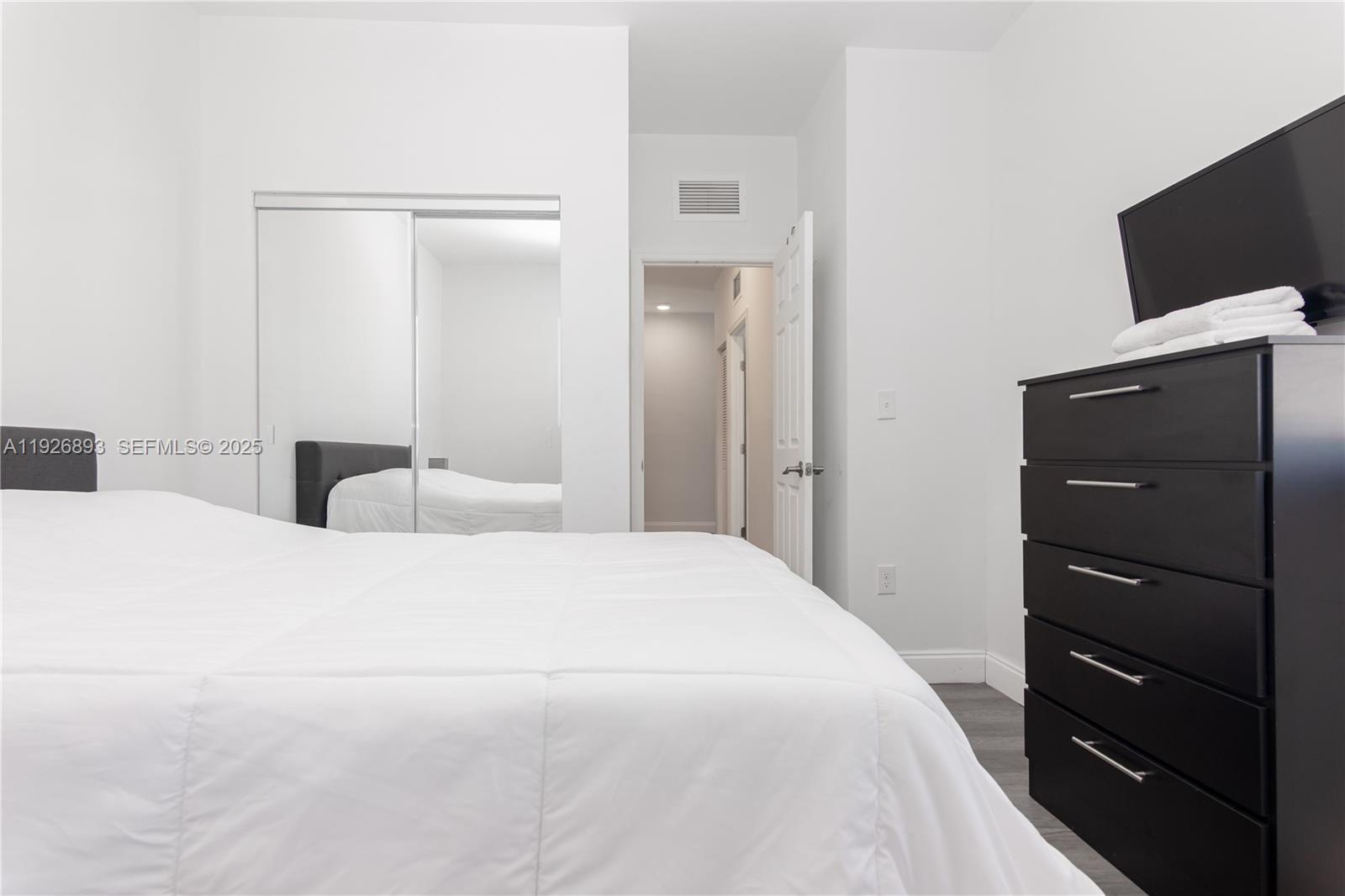 See details / 4248 sq. ft. $ 2025-12-08 0 Photo