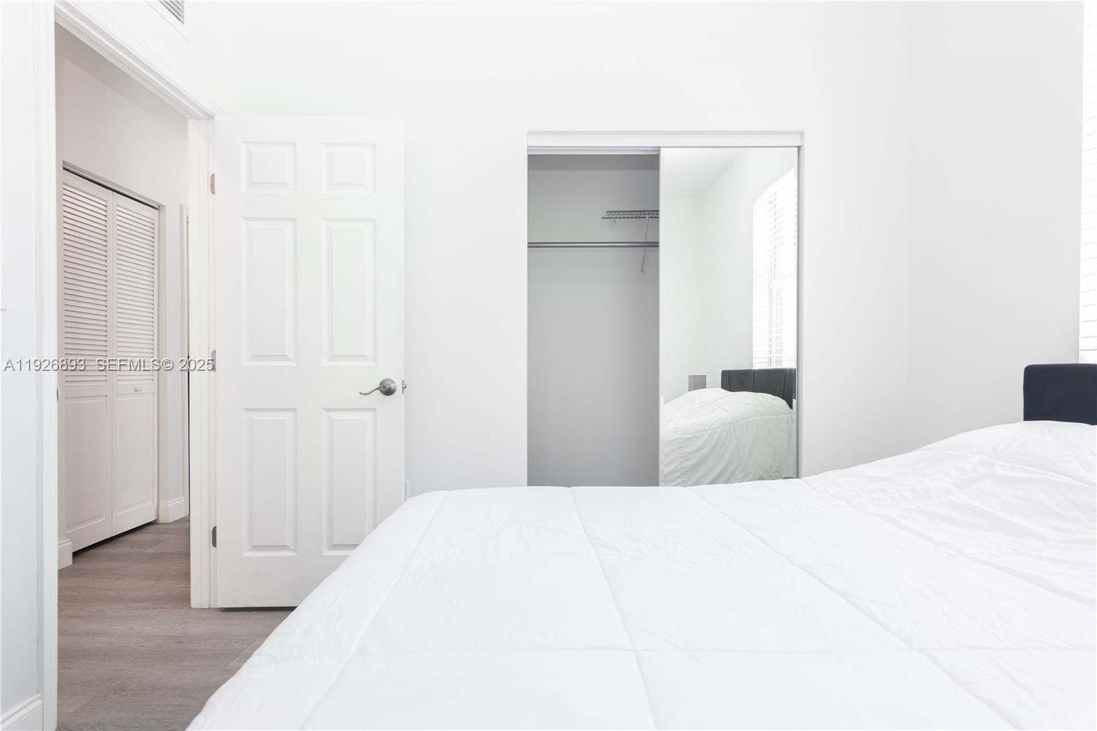 See details / 4248 sq. ft. $ 2025-12-08 0 Photo