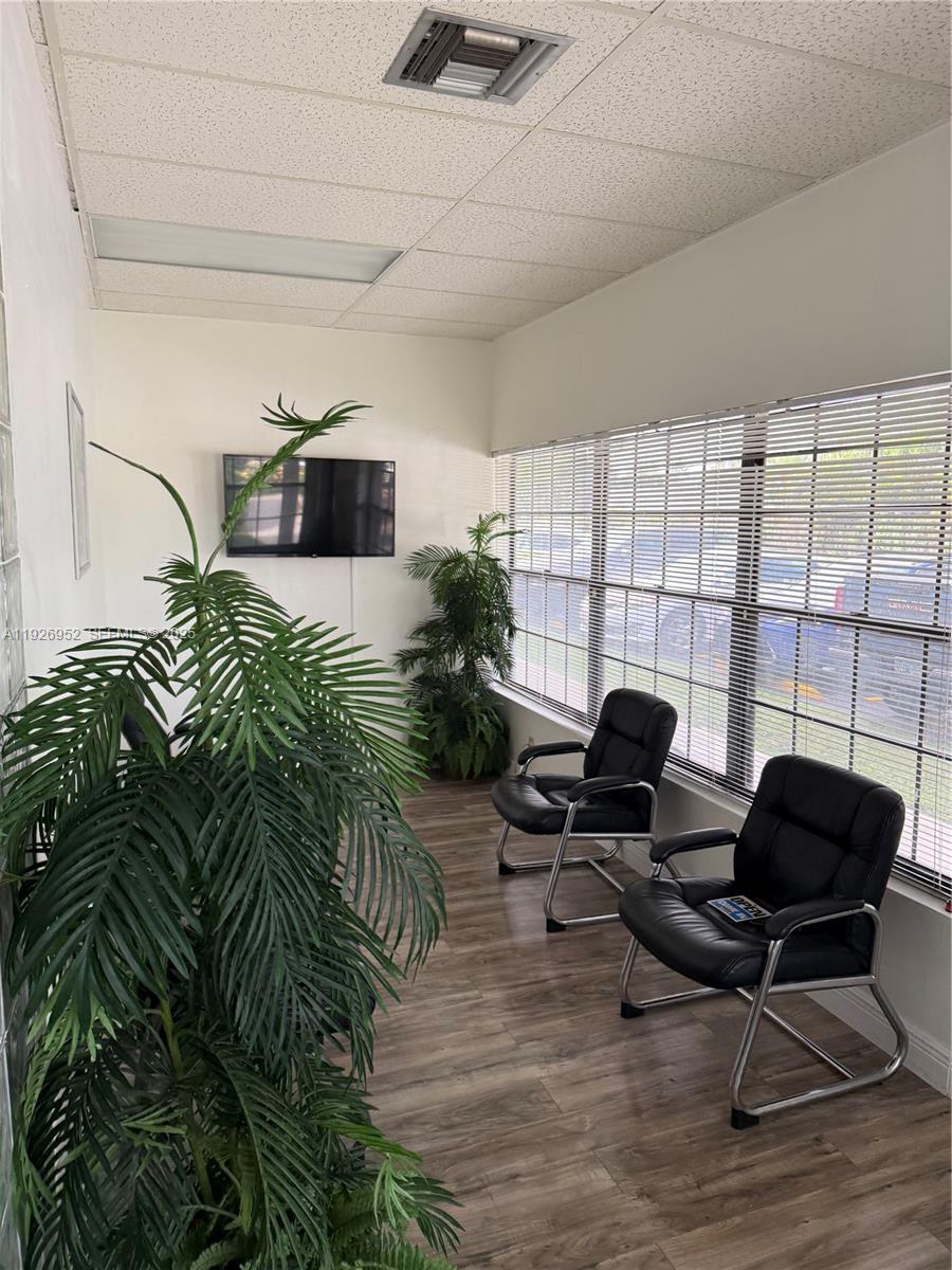 405  /   кв.футов $ 2026-02-13 0 Фото