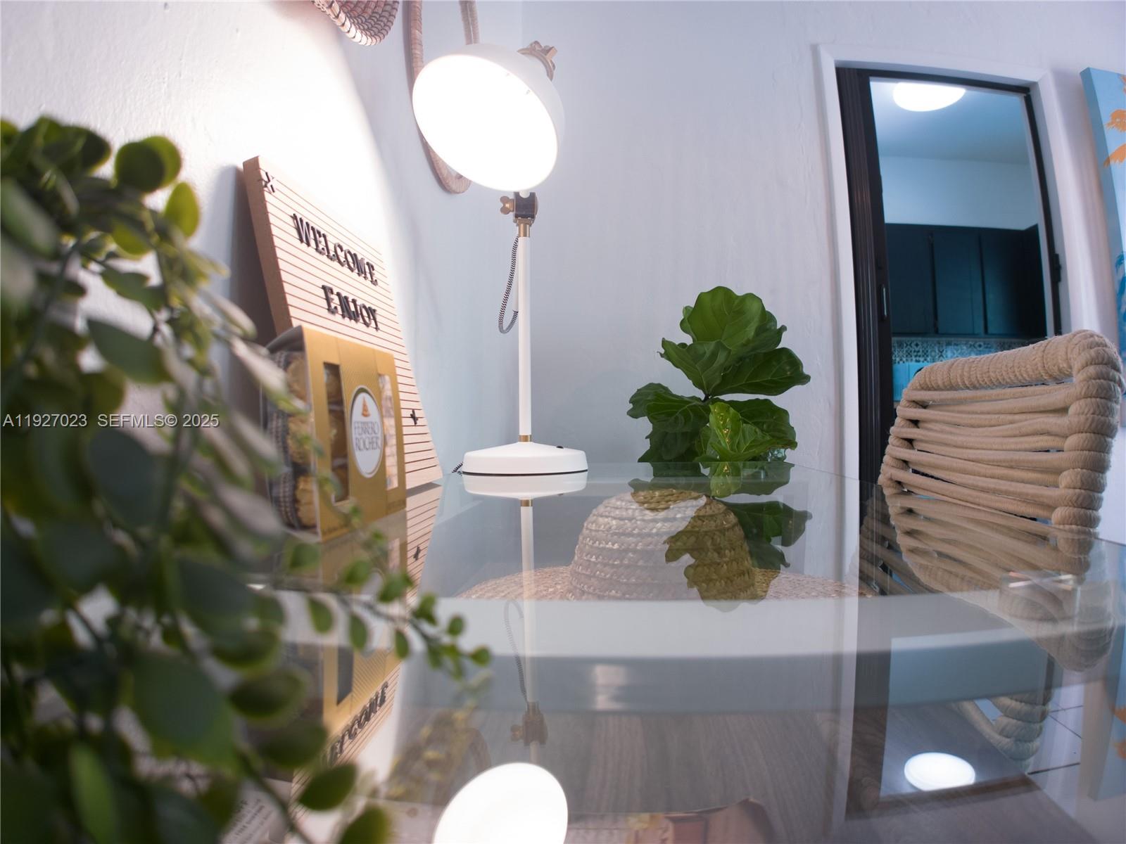   /  1960 sq. ft. $ 2025-12-10 0 Photo