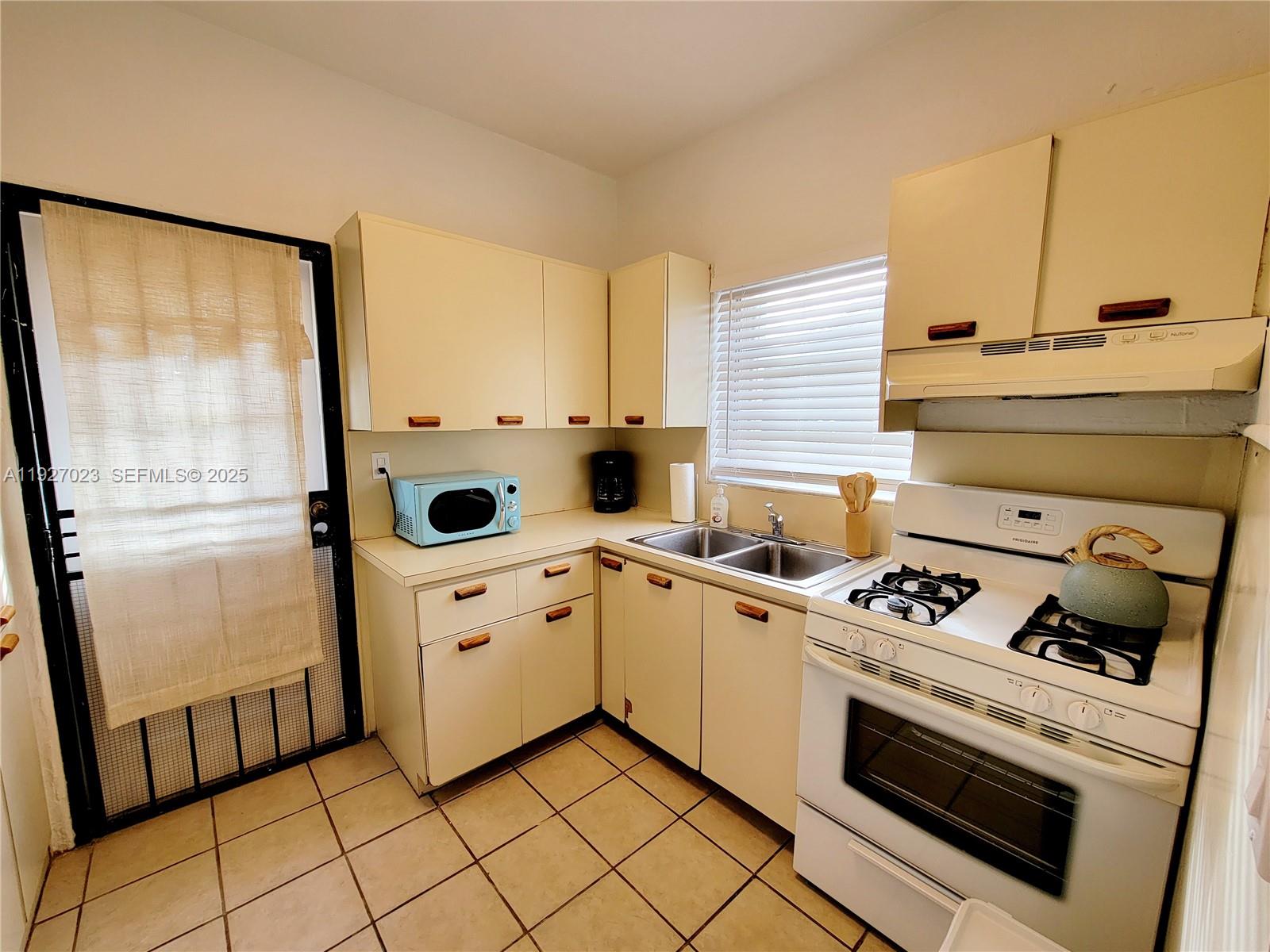   /  1960 sq. ft. $ 2025-12-10 0 Photo