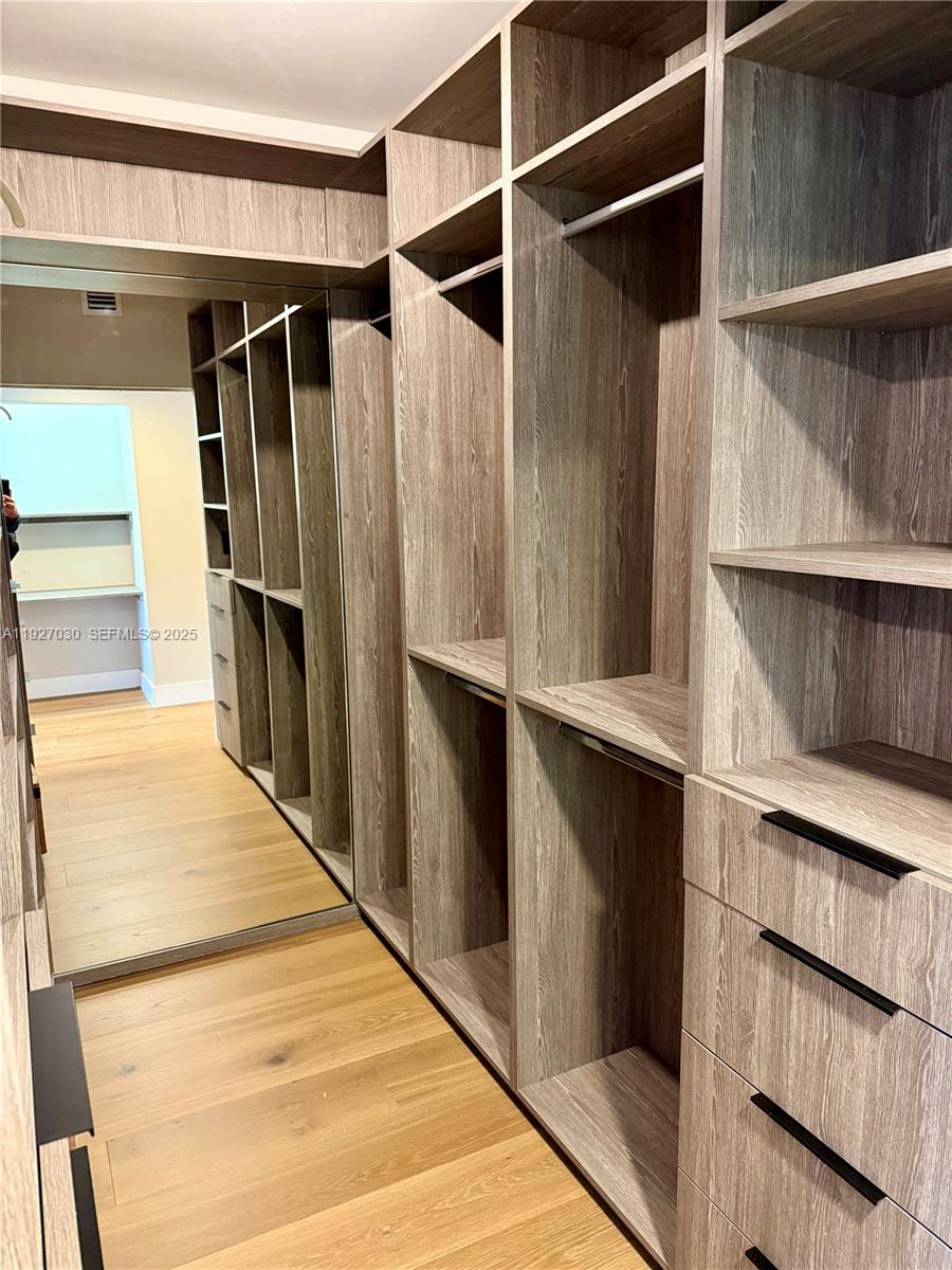 706 2 / 3 2150 кв.футов $ 2025-12-08 0 Фото