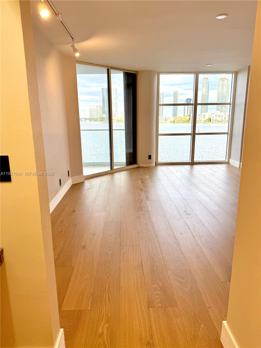 706 2 / 3 2150 кв.футов $ 2025-12-08 0 Фото