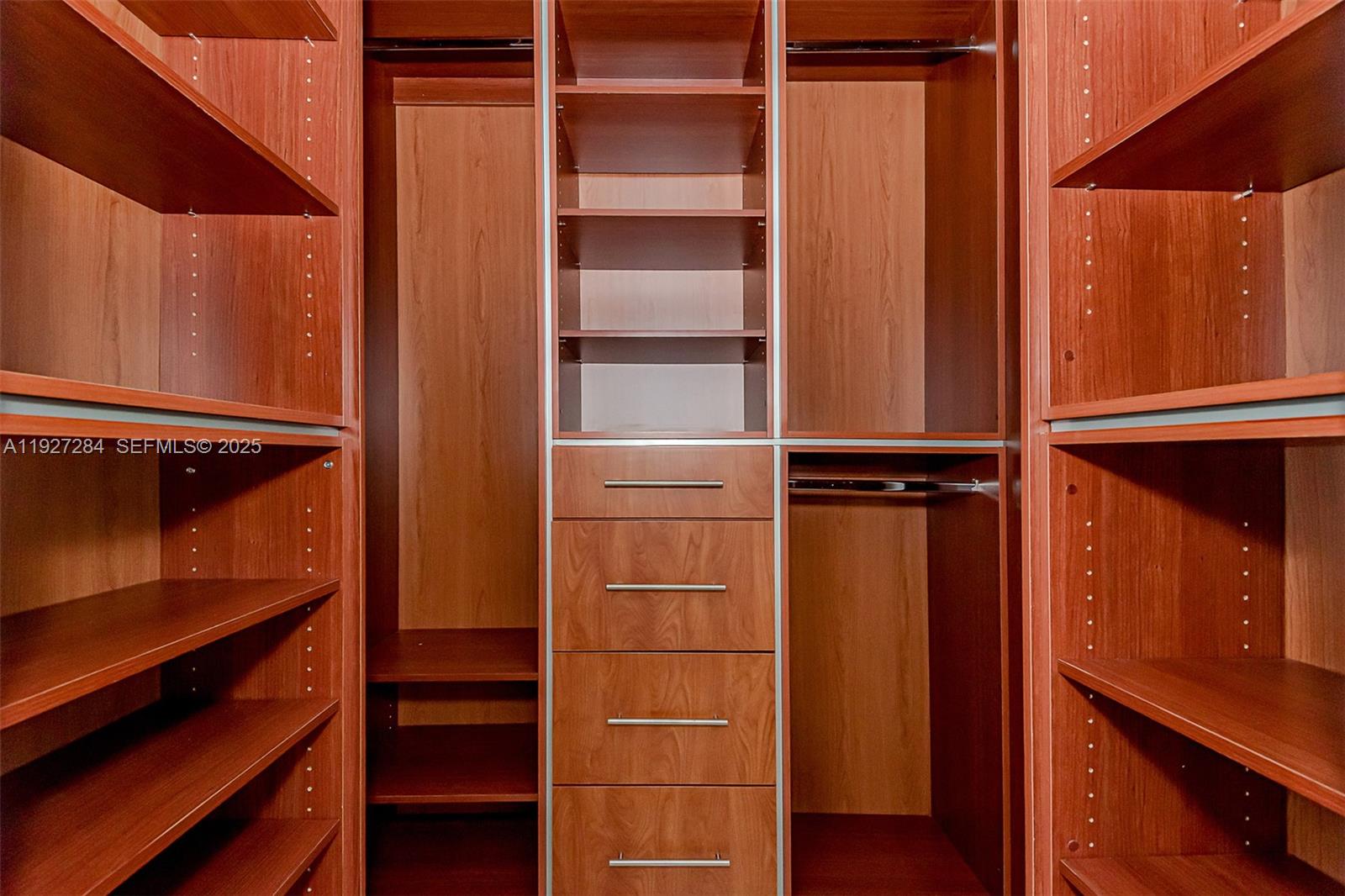 4302 3 / 3 1979 кв.футов $ 2025-12-08 0 Фото