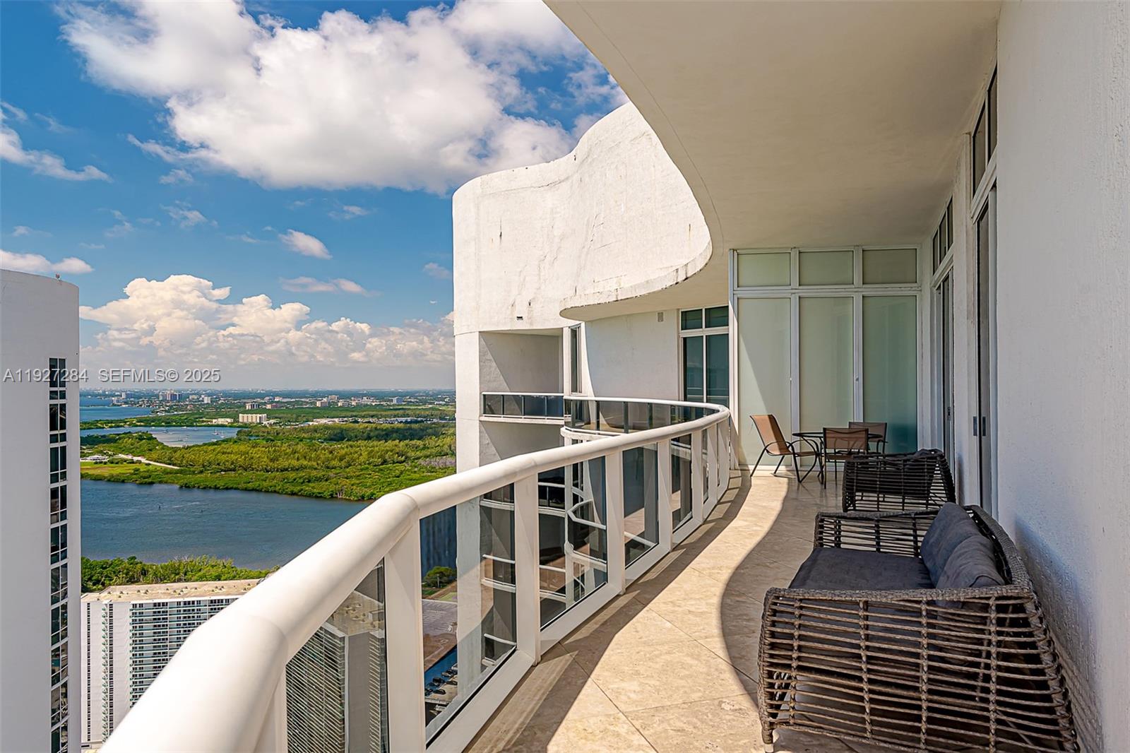 4302 3 / 3 1979 кв.футов $ 2025-12-08 0 Фото