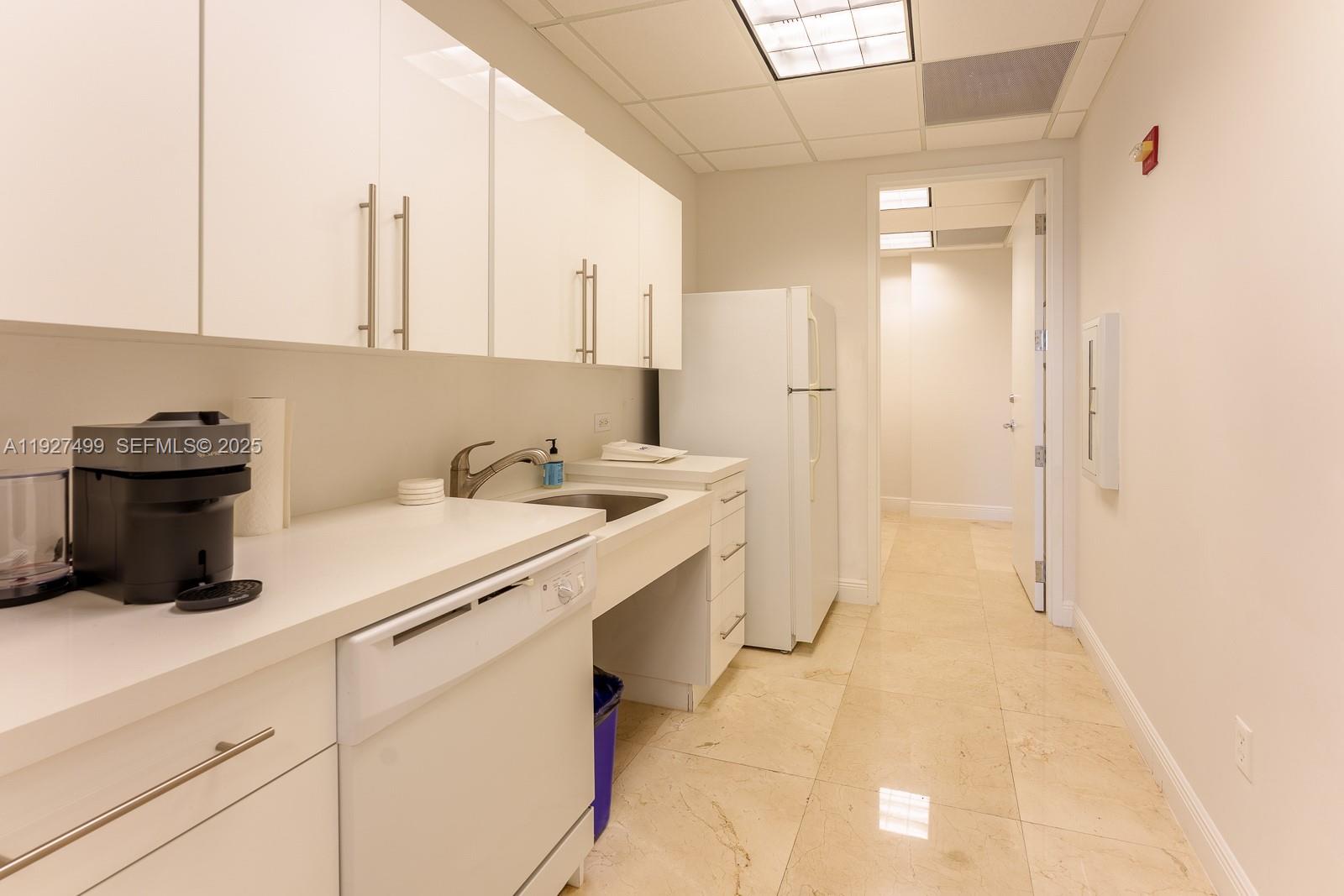 850  /   кв.футов $ 2025-12-09 0 Фото