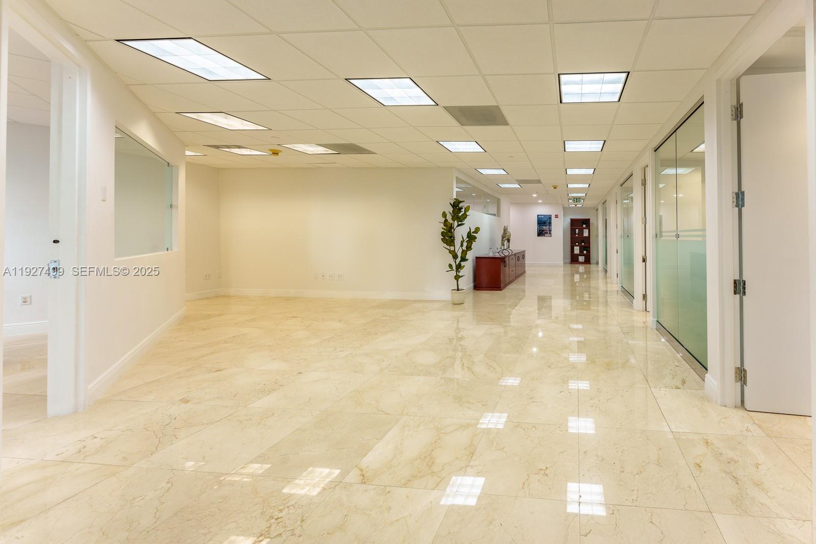 850  /   кв.футов $ 2025-12-09 0 Фото