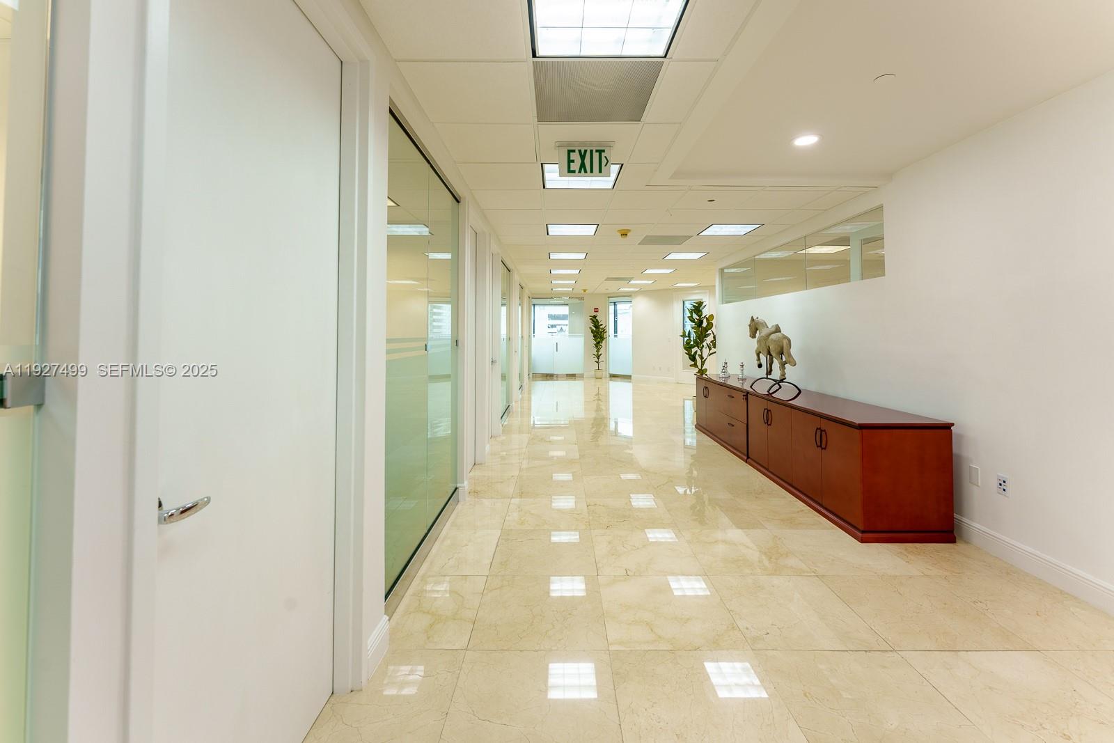 850  /   кв.футов $ 2025-12-09 0 Фото