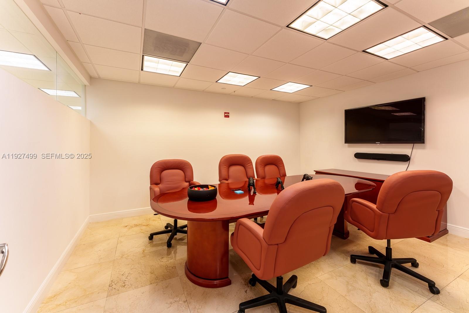 850  /   кв.футов $ 2025-12-09 0 Фото