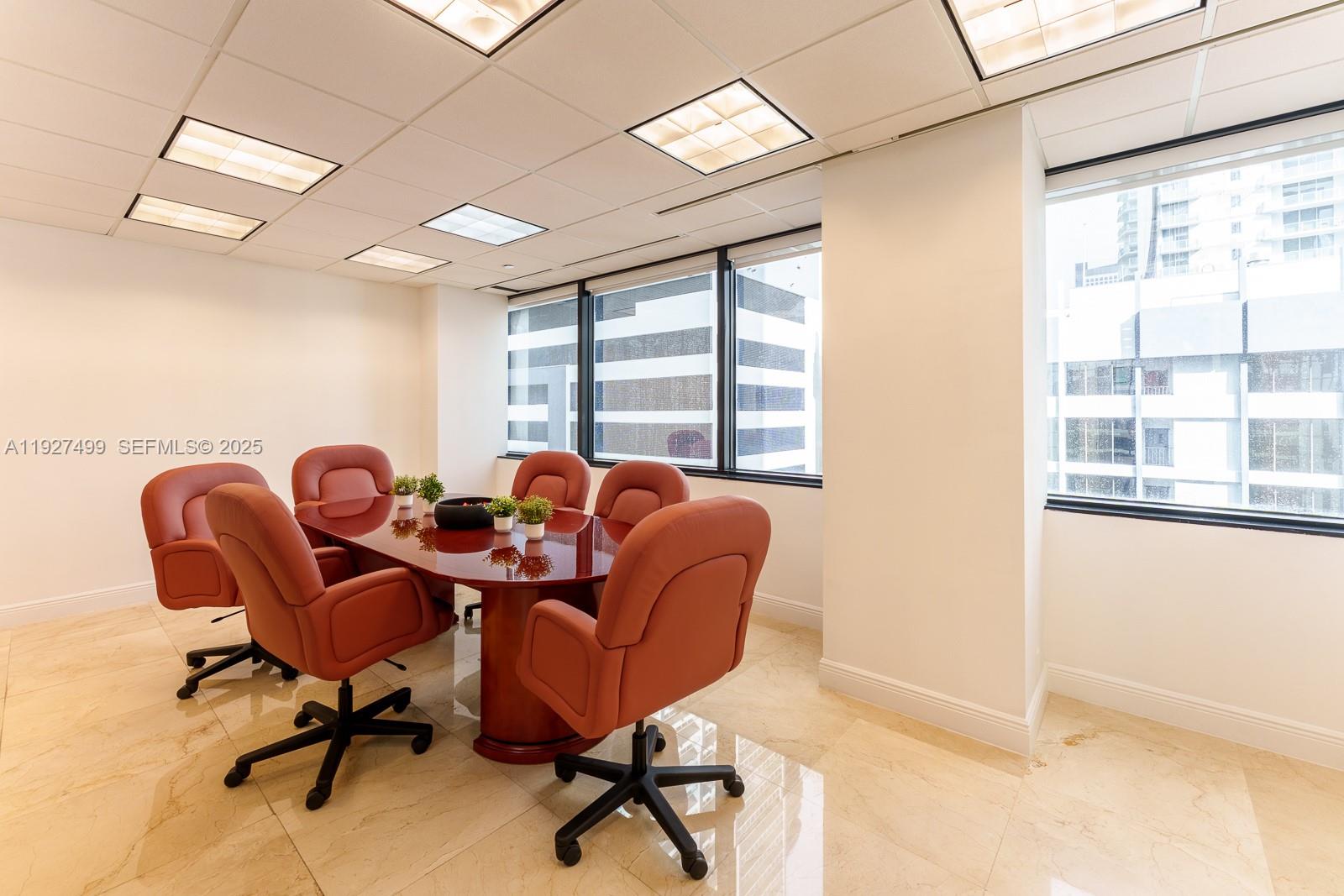 850  /   кв.футов $ 2025-12-09 0 Фото