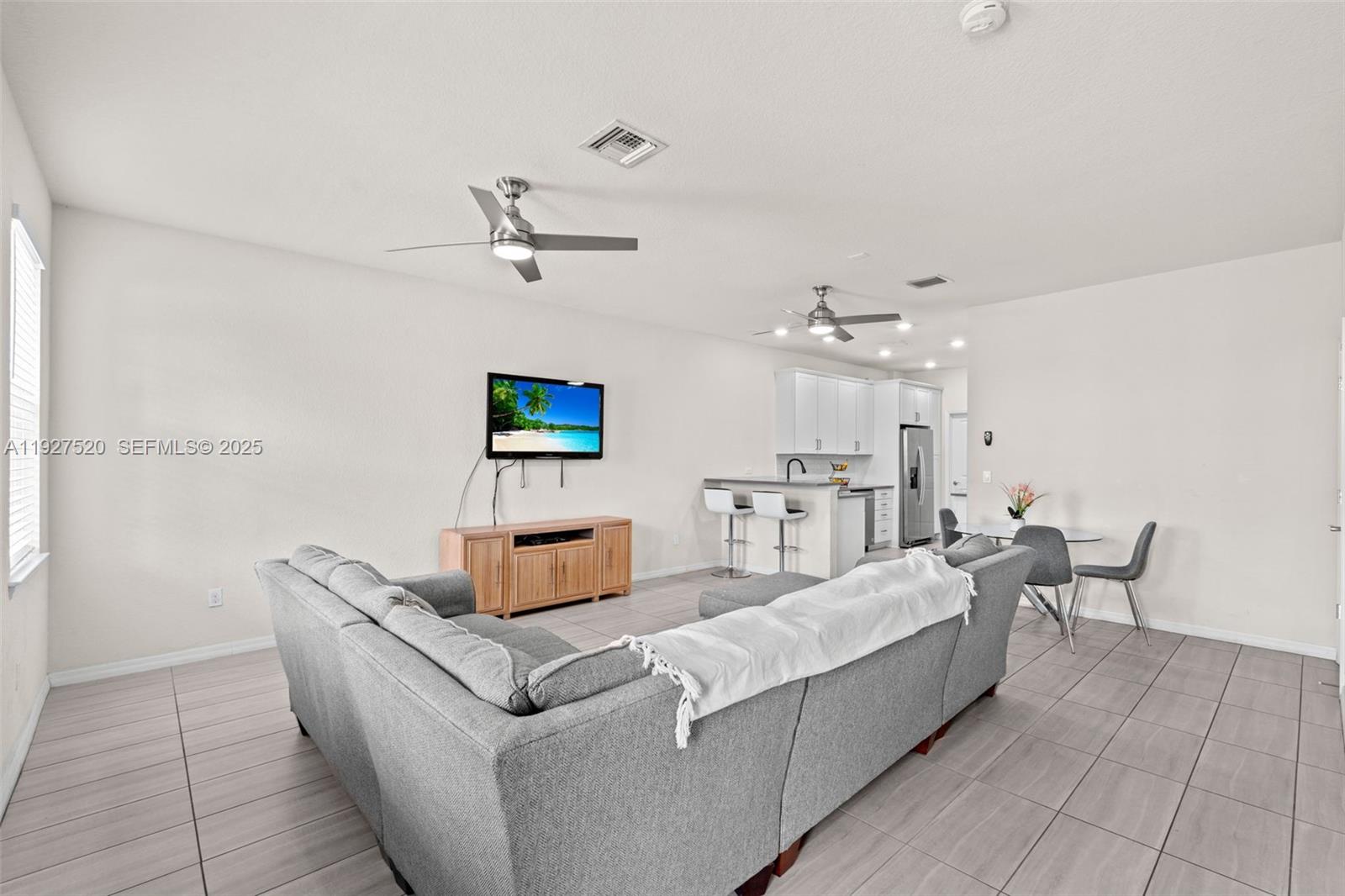 Подробнее 1190 3 / 3 1421 кв.футов $ 2025-12-09 0 Фото