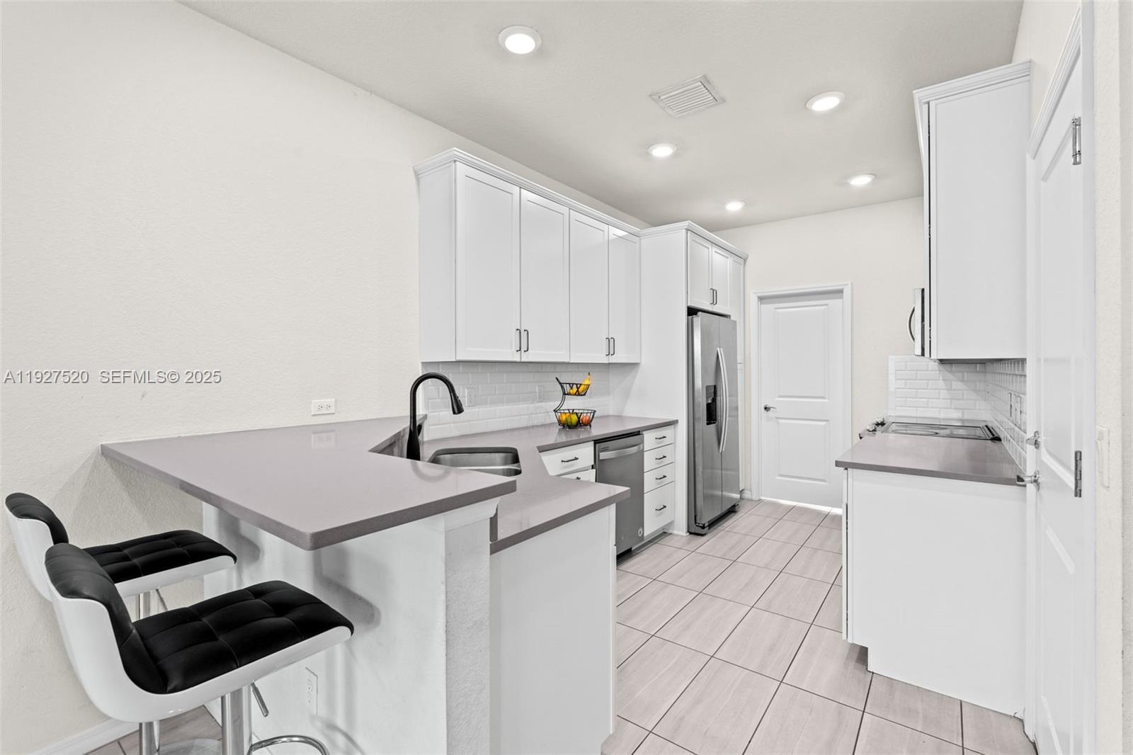 Подробнее 1190 3 / 3 1421 кв.футов $ 2025-12-09 0 Фото