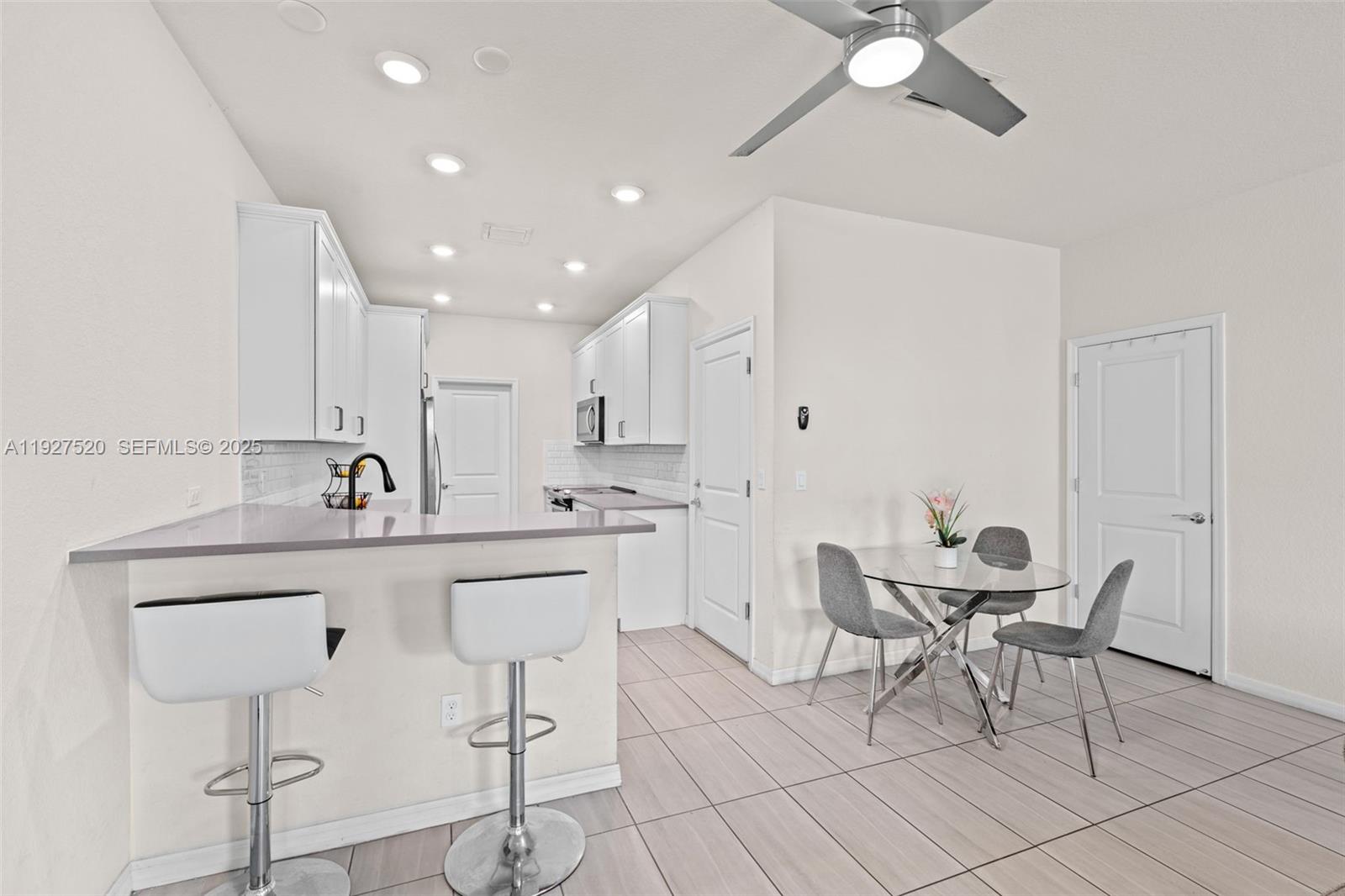 Подробнее 1190 3 / 3 1421 кв.футов $ 2025-12-09 0 Фото