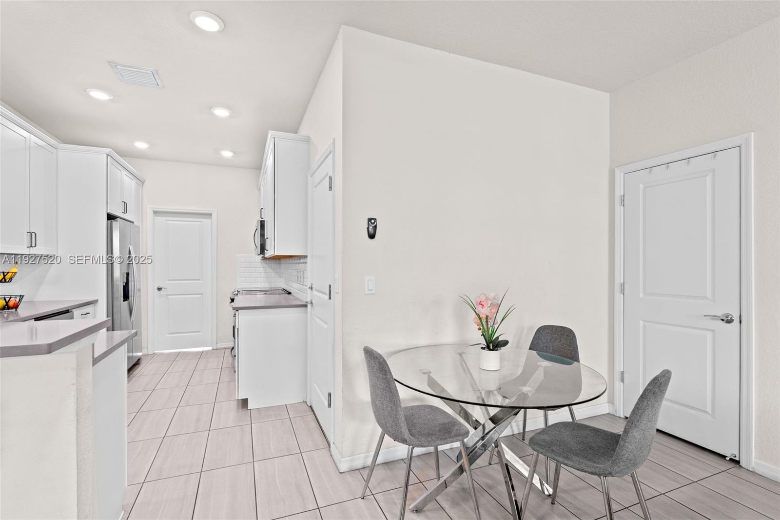 Подробнее 1190 3 / 3 1421 кв.футов $ 2025-12-09 0 Фото