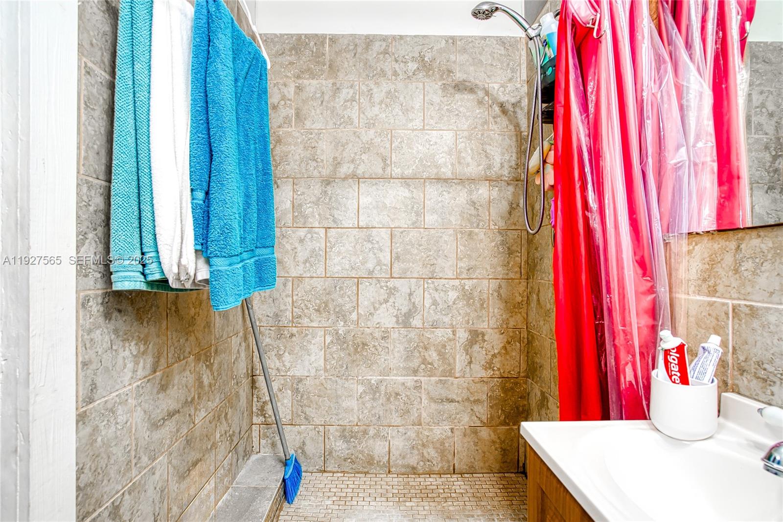 See details / 2113 sq. ft. $ 2025-12-09 0 Photo