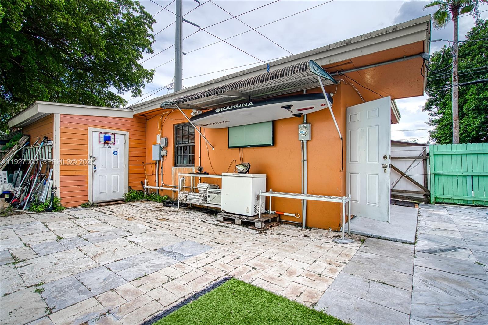 See details / 2113 sq. ft. $ 2025-12-09 0 Photo